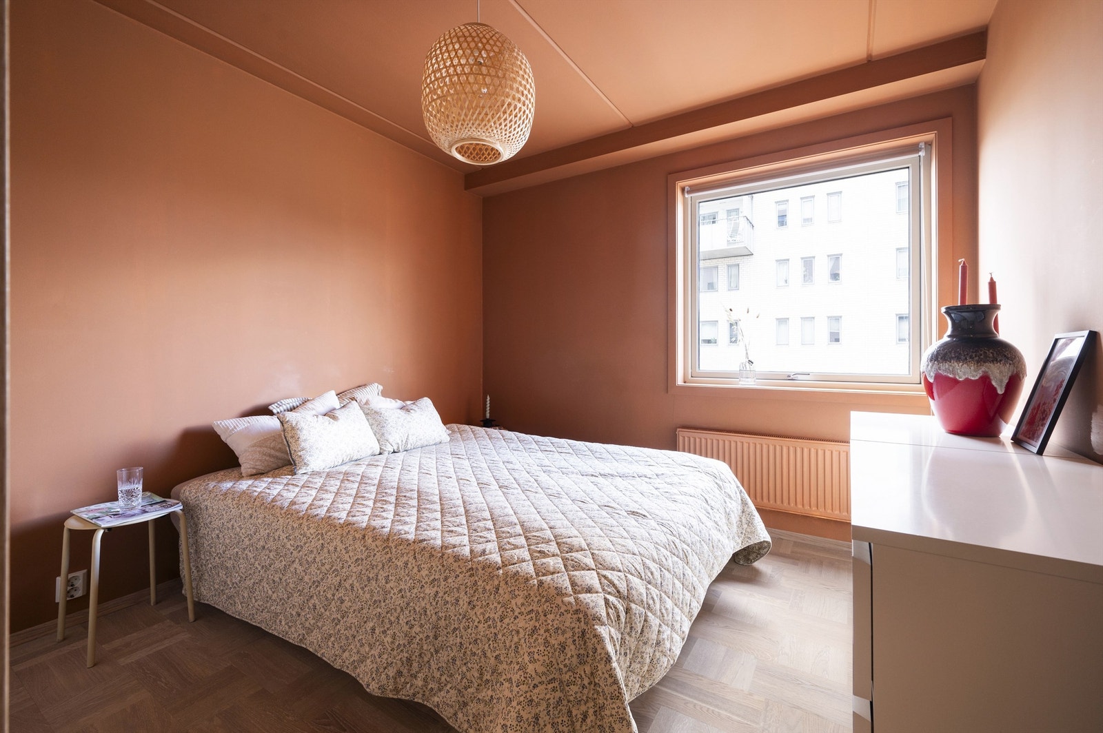 Hovedsoverommet har god plass til dobbeltseng med tilhørende nattbord. Galleribilde