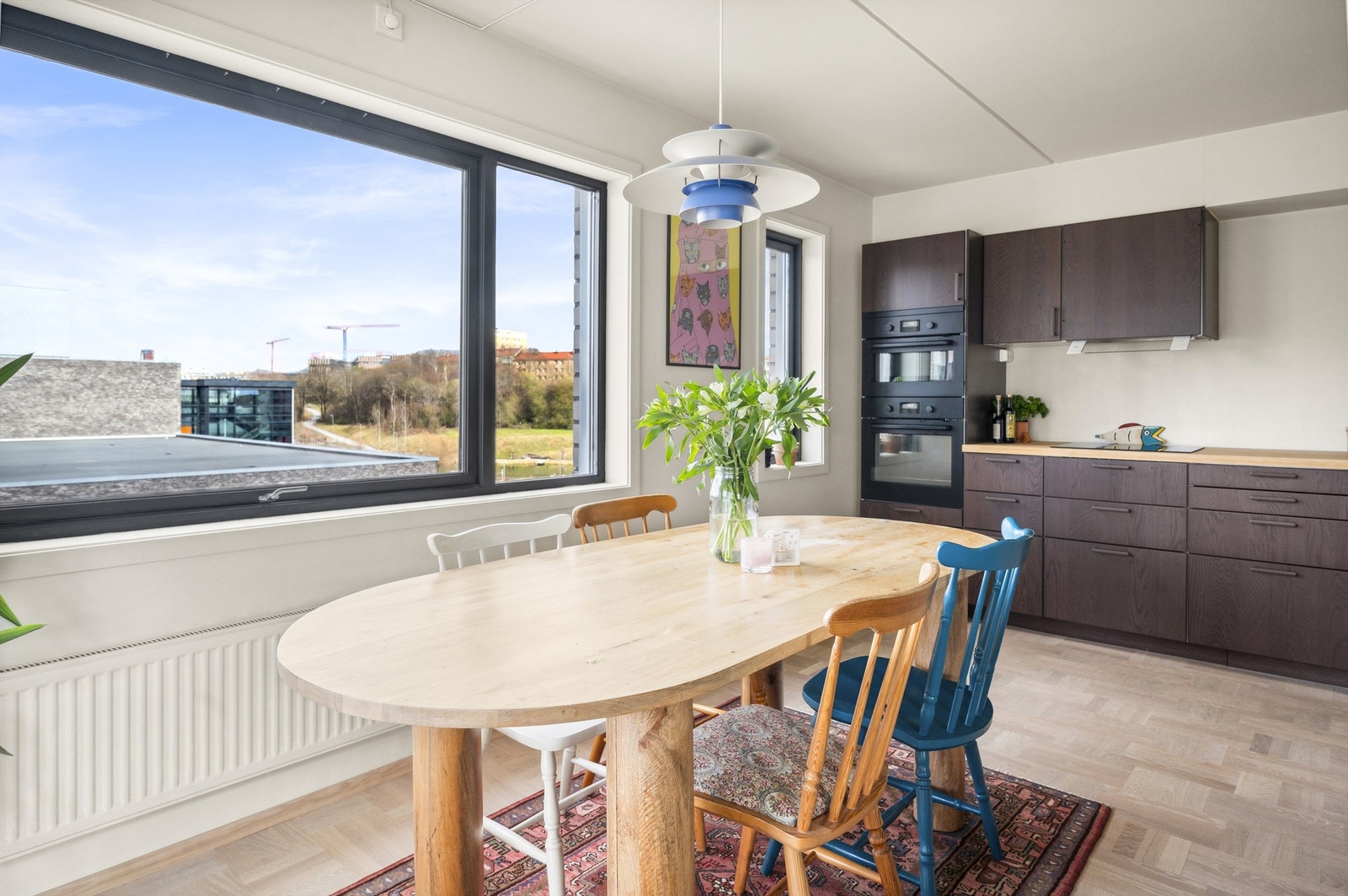 Veggflatene er malt i en lys og moderne farge som harmonerer fint med resten av leiligheten. Gjennomgående, påkostet parkett. Galleribilde