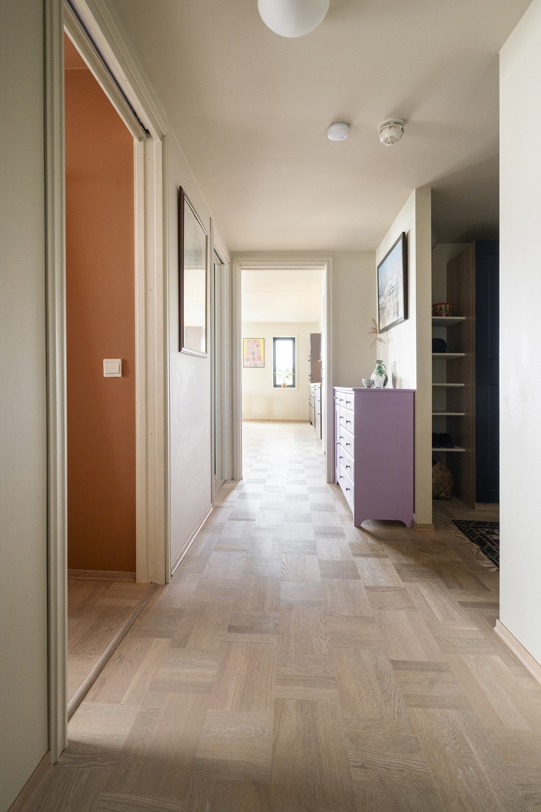 Fra entréen er det videre adkomst til samtlige rom som underbygger den gode planløsningen. Galleribilde