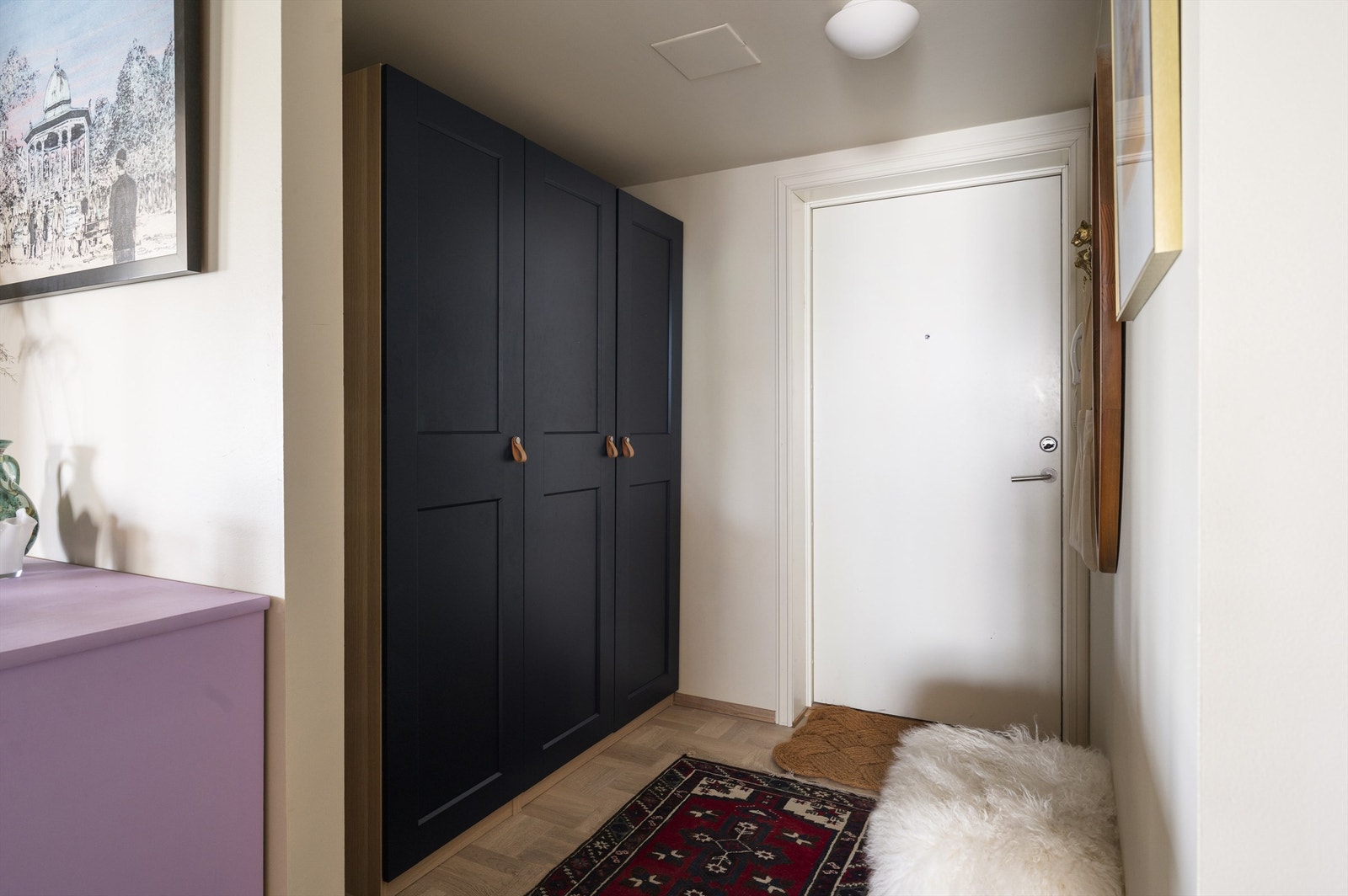 Velkommen inn! Innbydende entré med rom for oppbevaring av yttertøy og sko i stort garderobeskap. Galleribilde