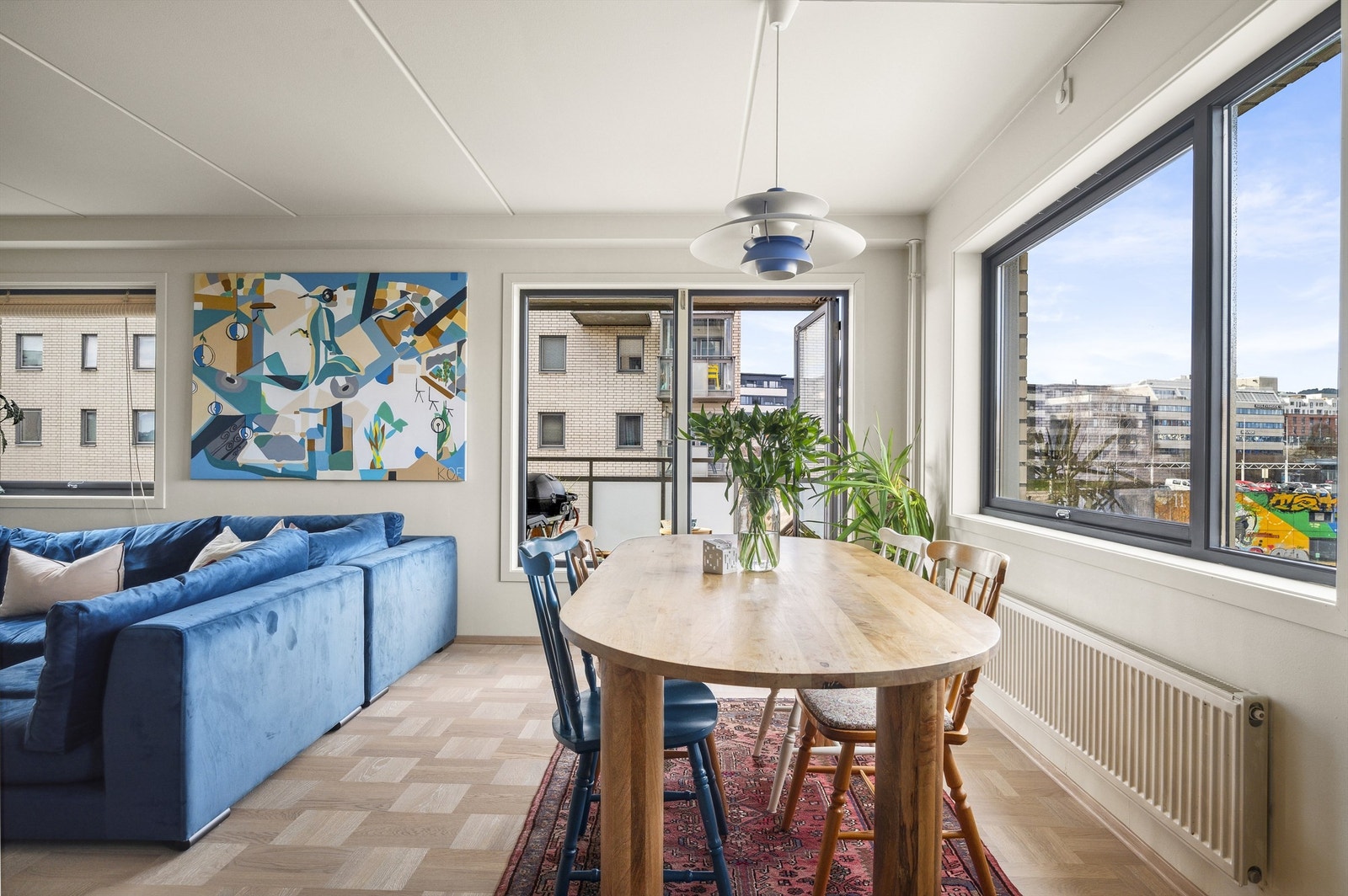 Beliggenheten på hjørnet sørger for lysinslipp fra to sider. Galleribilde