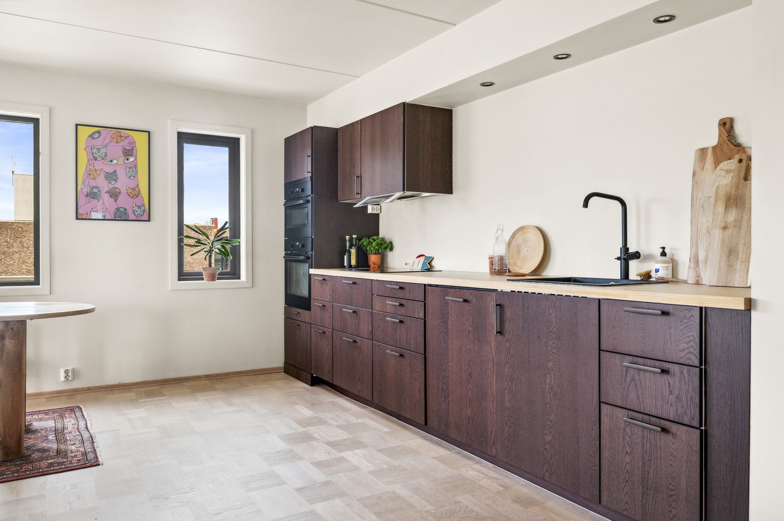 Moderne og lekkert kjøkken i åpen løsning med stuen. Godt med skap- og benkeplass. Galleribilde