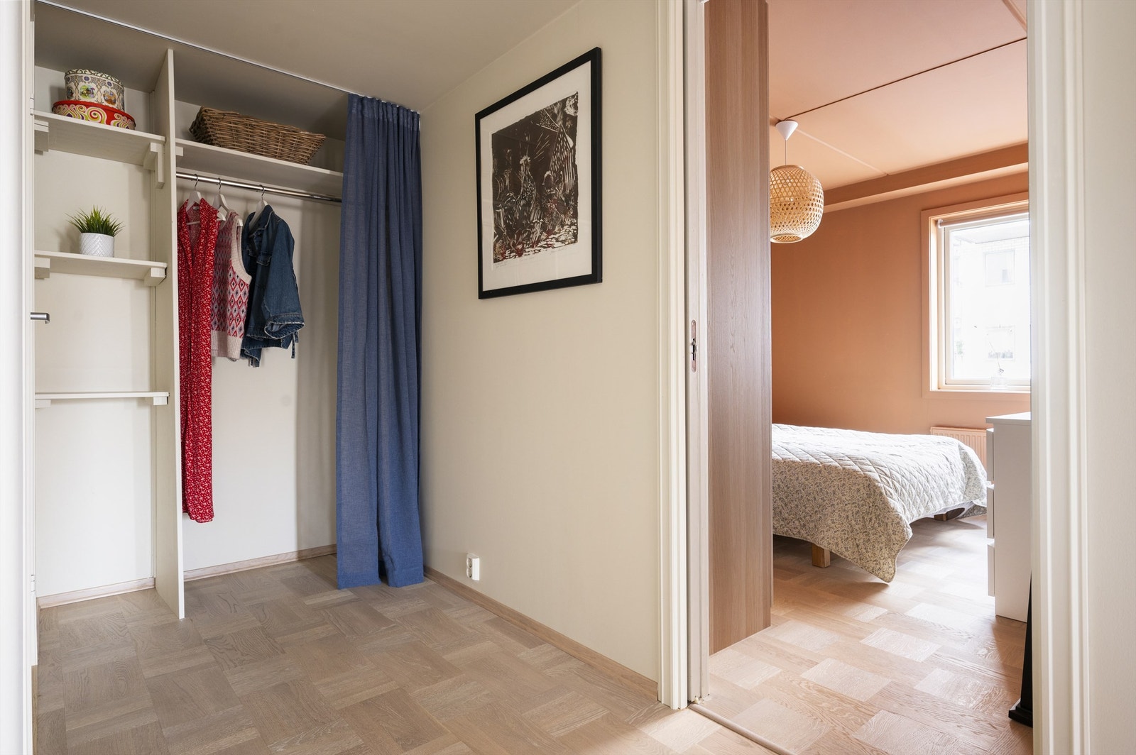 Praktisk oppbevaringsnisje i gang. Leiligheten disponerer også en bod i 1. etasje på 6 kvm. Galleribilde