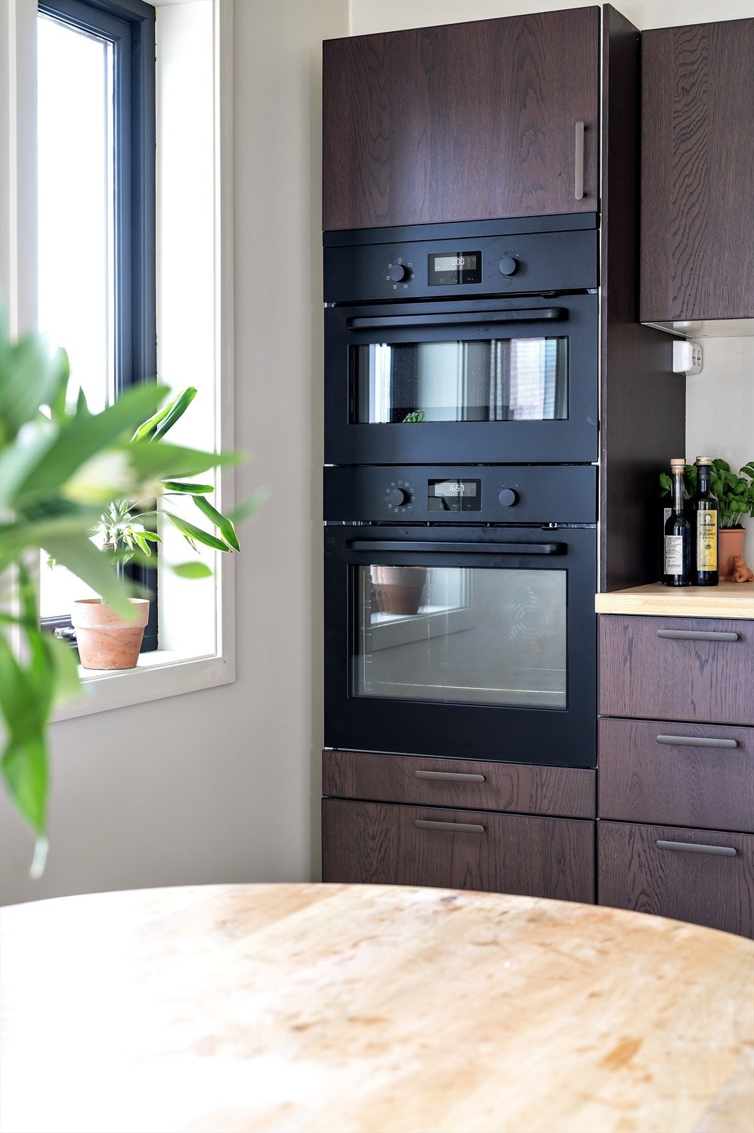 Integrerte hvitevarer består av stekeovn, mikrobølgeovn, induksjon platetopp, oppvaskmaskin, samt kjøl- og fryseskap. Galleribilde