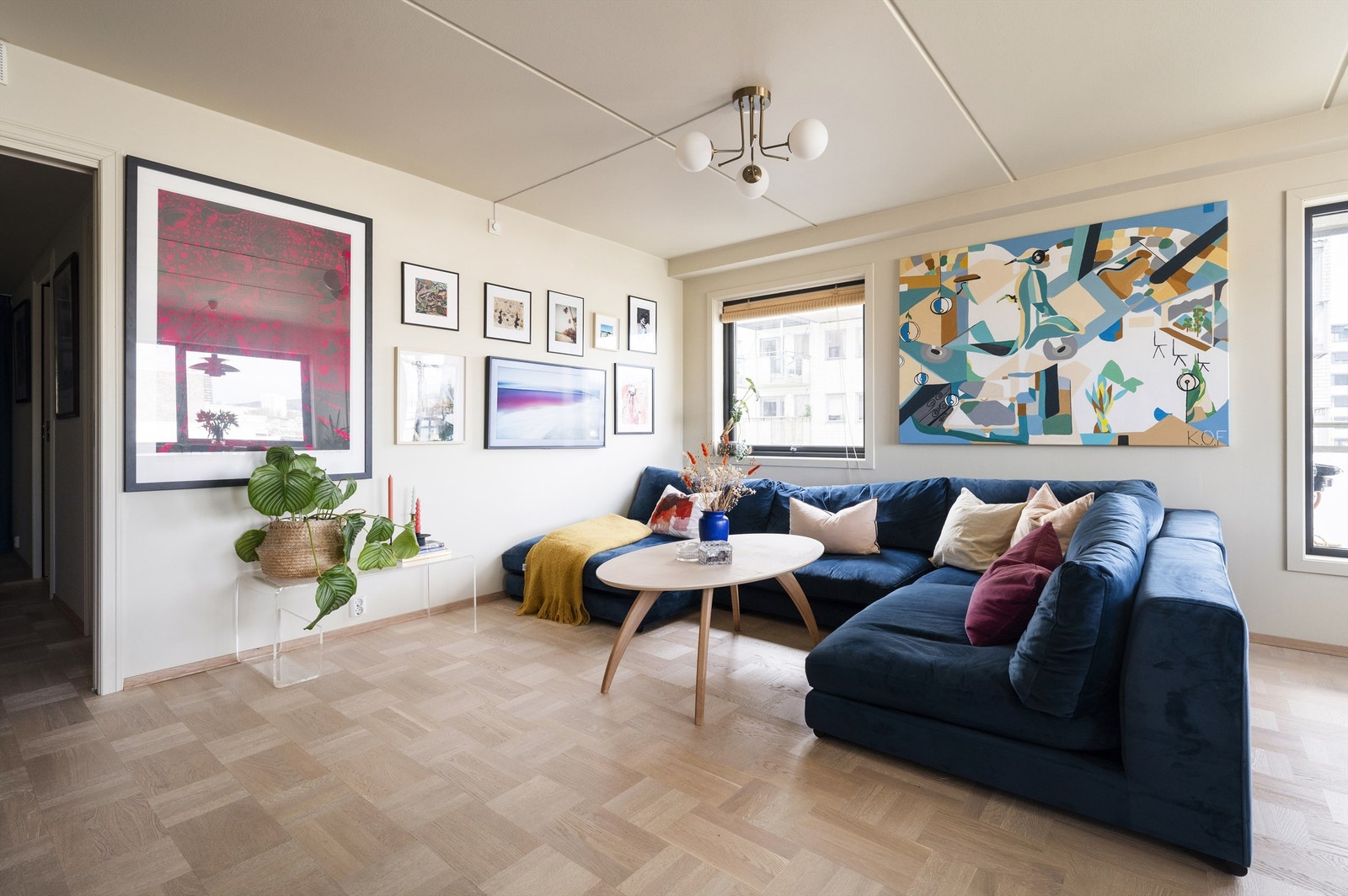 Boligen har en arealeffektiv planløsning med stue/kjøkken i åpen løsning, to soverom av god størrelse, et romslig bad, samt smarte oppbevaringsløsninger! Galleribilde