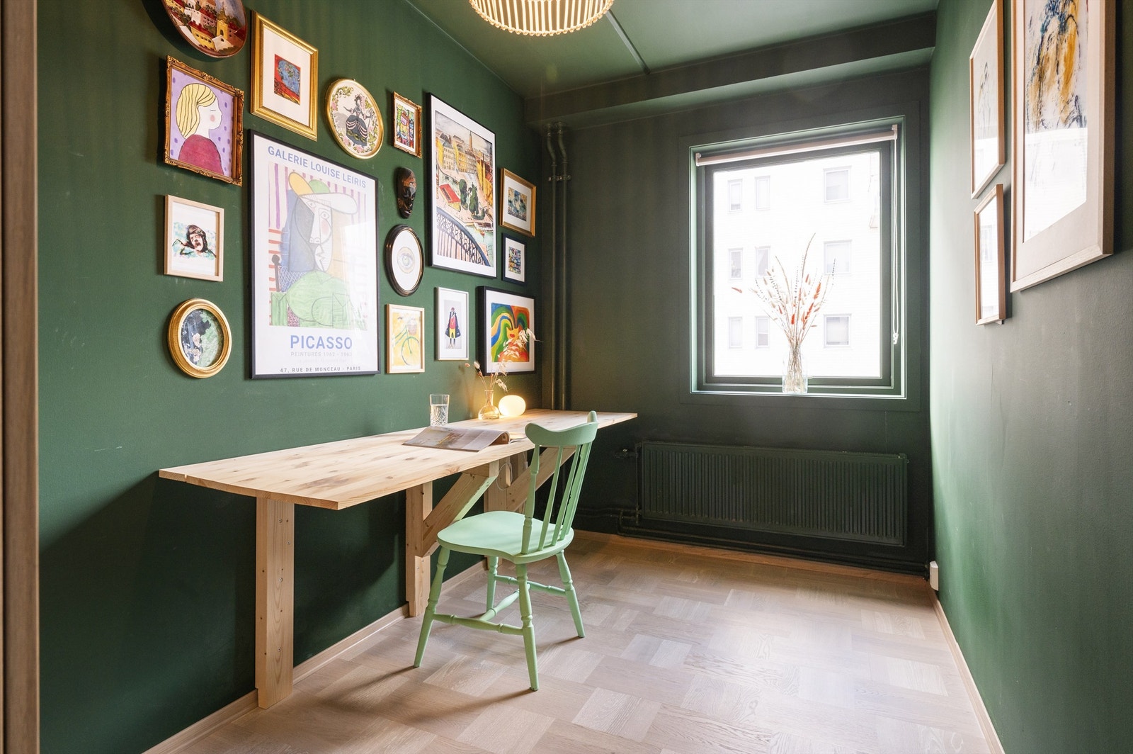 Leilighetens andre soverom er innredet med nedfellbart skrivebord og garderobeskap. Galleribilde