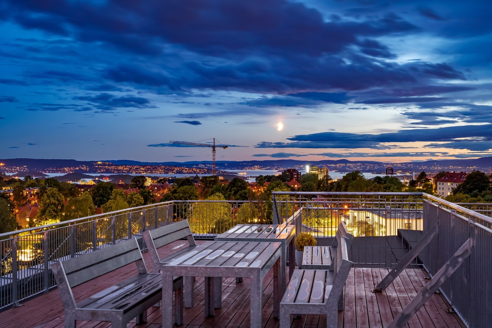 Slående utsikt mot by og fjord. Galleribilde