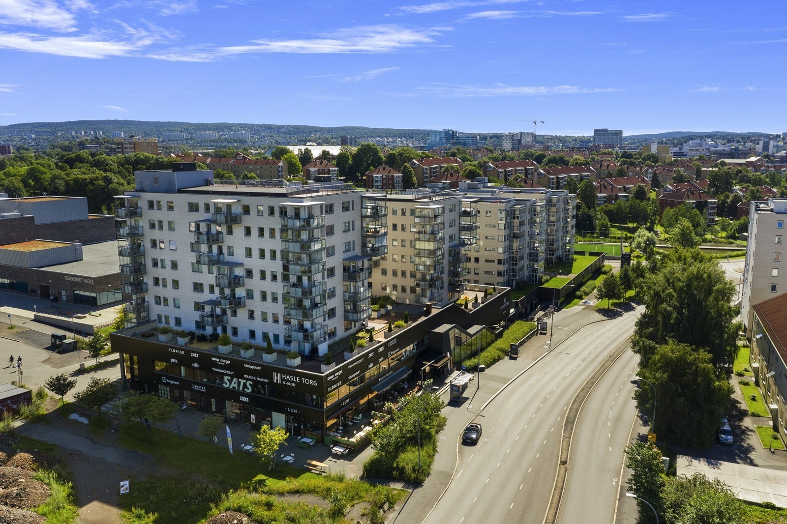 Hasle Torg med en rekke servicetilbud og butikker som Baker Hansen, Jernia, Coop Mega, blomsterbutikken Floriss, SATS treningssenter, Nille, Vitusapotek, Vinmonopolet og den hyggelige bydelskroen LUN. Galleribilde