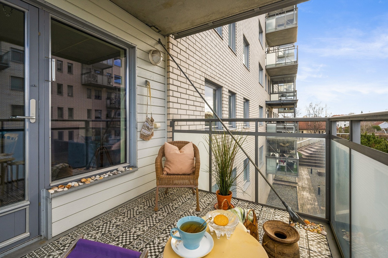 Her er det god plass til sittegruppe hvor sommerens varme dager kan nytes rett utenfor egen stue! Galleribilde