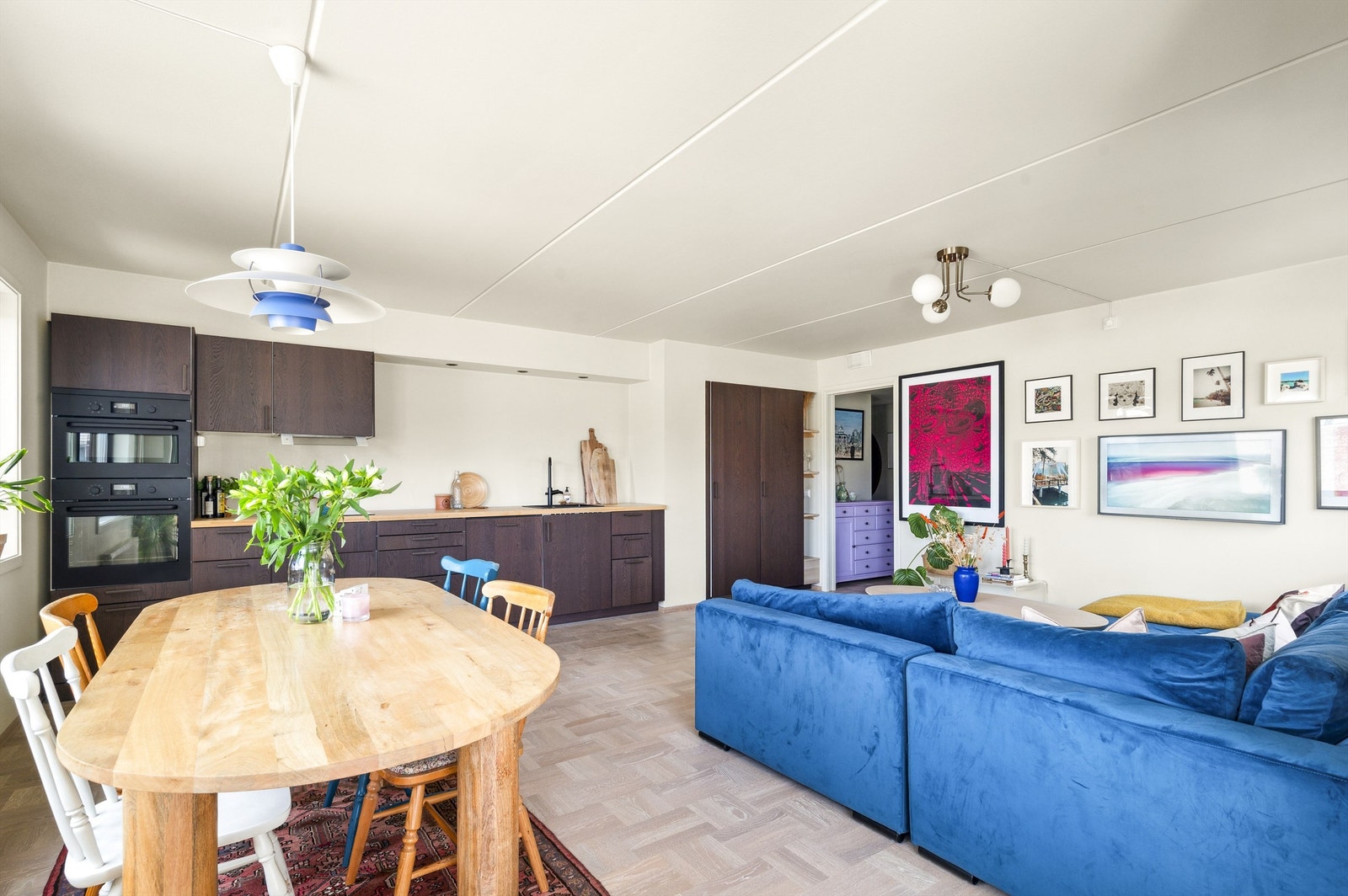 Leiligheten oppvarmes via radiatorer tilkoblet felles sentralfyringsanlegg. Fyring og varmtvann er inkludert i felleskostnadene. Galleribilde