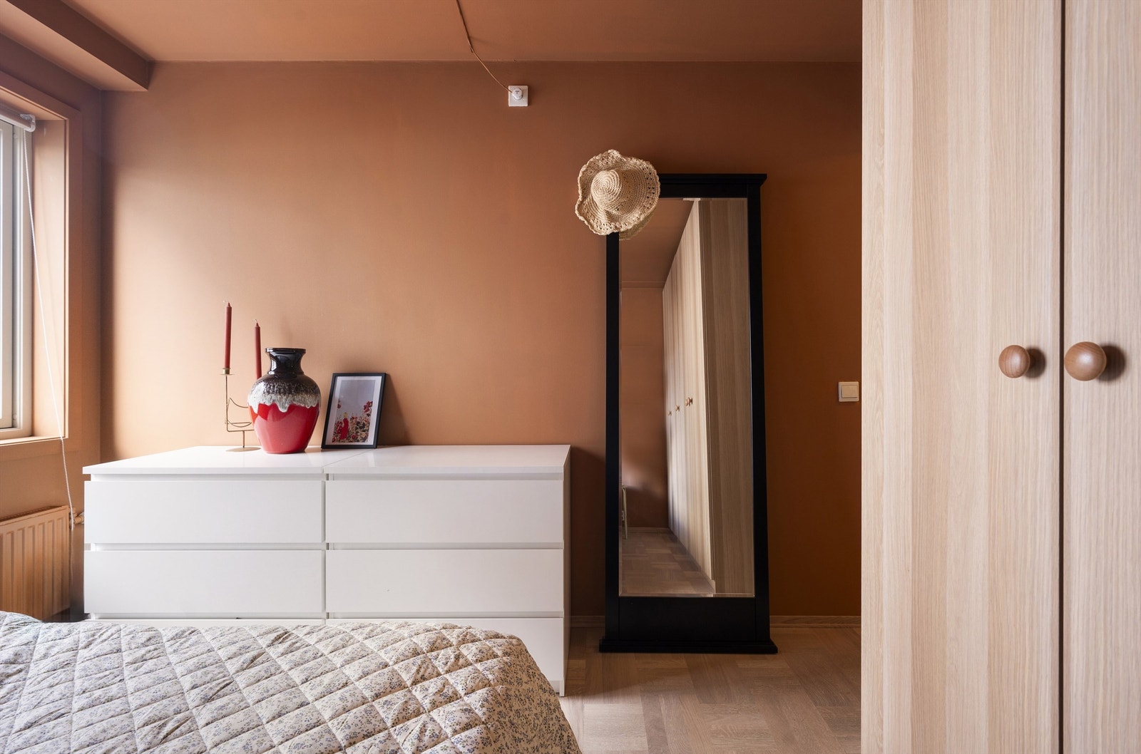 Godt med oppbevaringsplass i romslig garderobeskap. Galleribilde