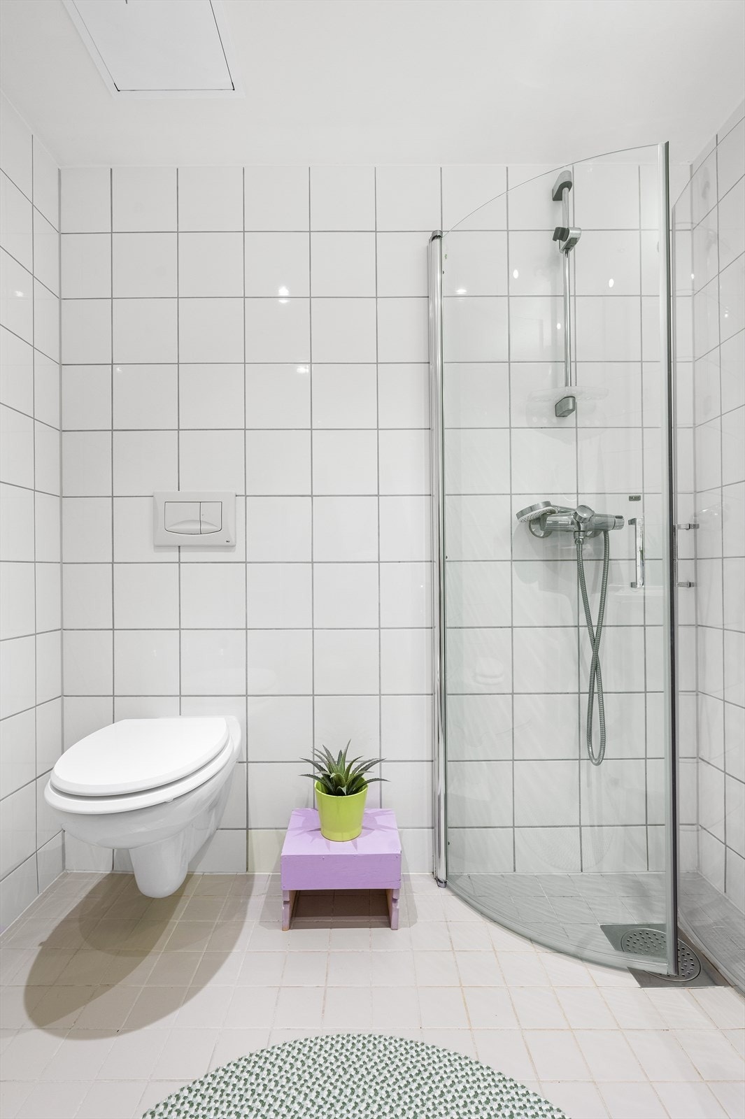 Videre består innredningen av dusjhjørne med innfellbare glassdører og vegghengt toalett med innebygget sisterne. Opplegg for vaskemaskin og mekanisk avtrekksventil plassert i himling. Galleribilde