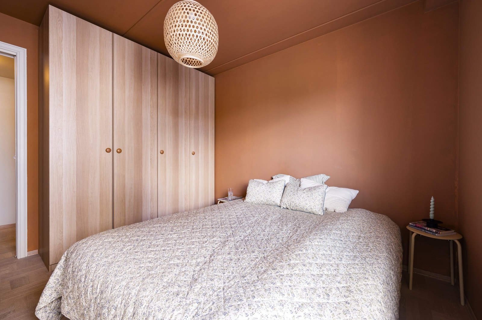 Soverommet er i sin helhet malt i en moderne og behagelig farge. Galleribilde