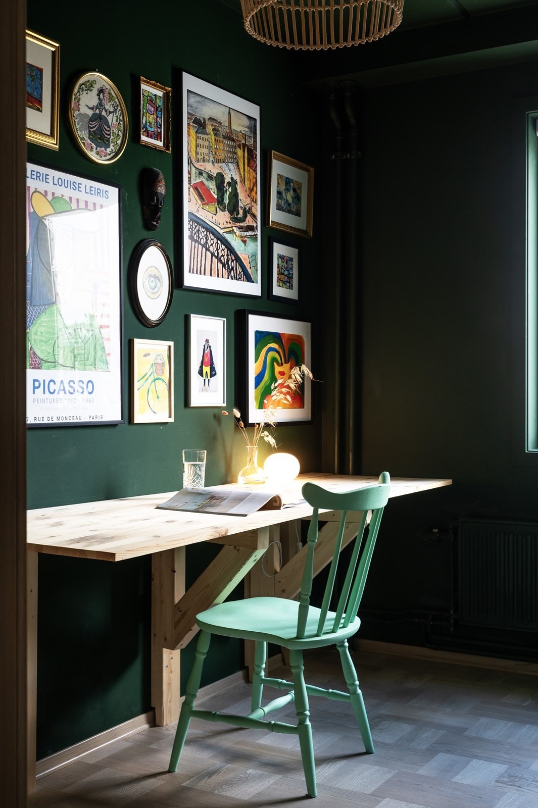 Rommet er naturlig fleksibelt i bruk og passer perfekt som barnerom, gjesterom eller kontor. Galleribilde