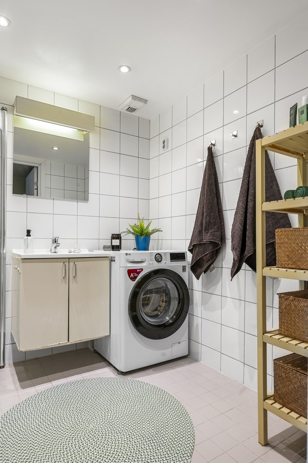 Innredningen består av vegghengt servantskap med nedfelt servant med ett-greps armatur, vegghengt speil med overbelysning på vegg over servant. Galleribilde