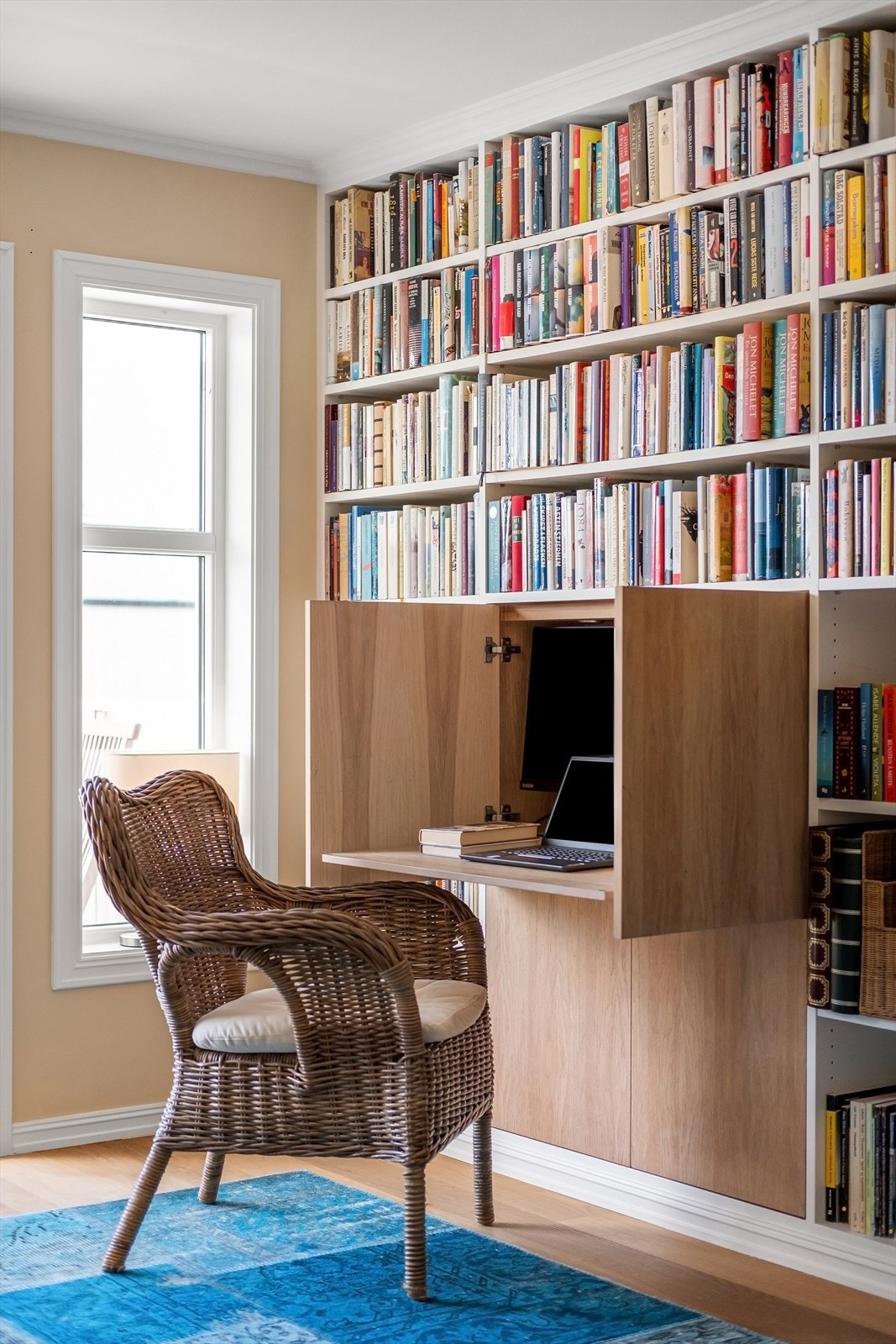 Plassbygde bokreoler med smart innebygd arbeidsbenk Galleribilde