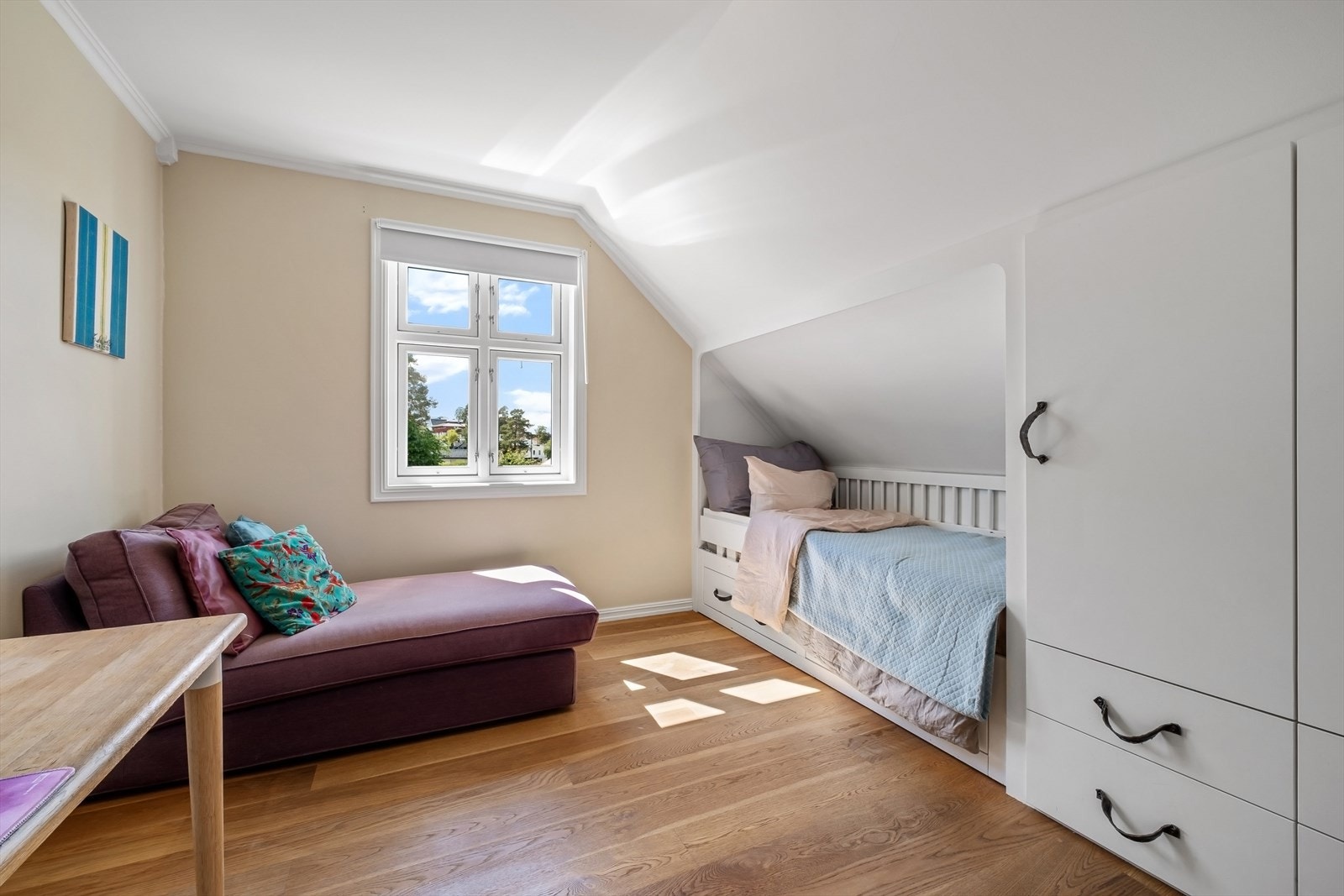 Soverom 2 med plassbygget seng og skap Galleribilde