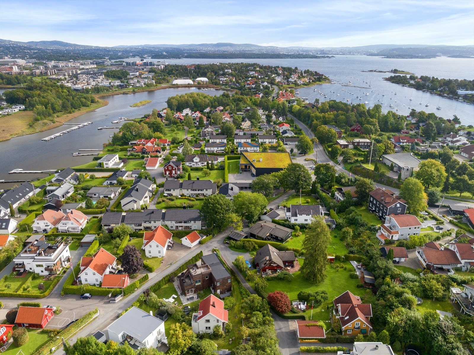 Gangavstand til barnehage/skoler, båtplasser og seilforening - I nærmiljøet er det også svømmehall, tennisbaner, kunstgressbane, kunstisbane og curlinghall Galleribilde