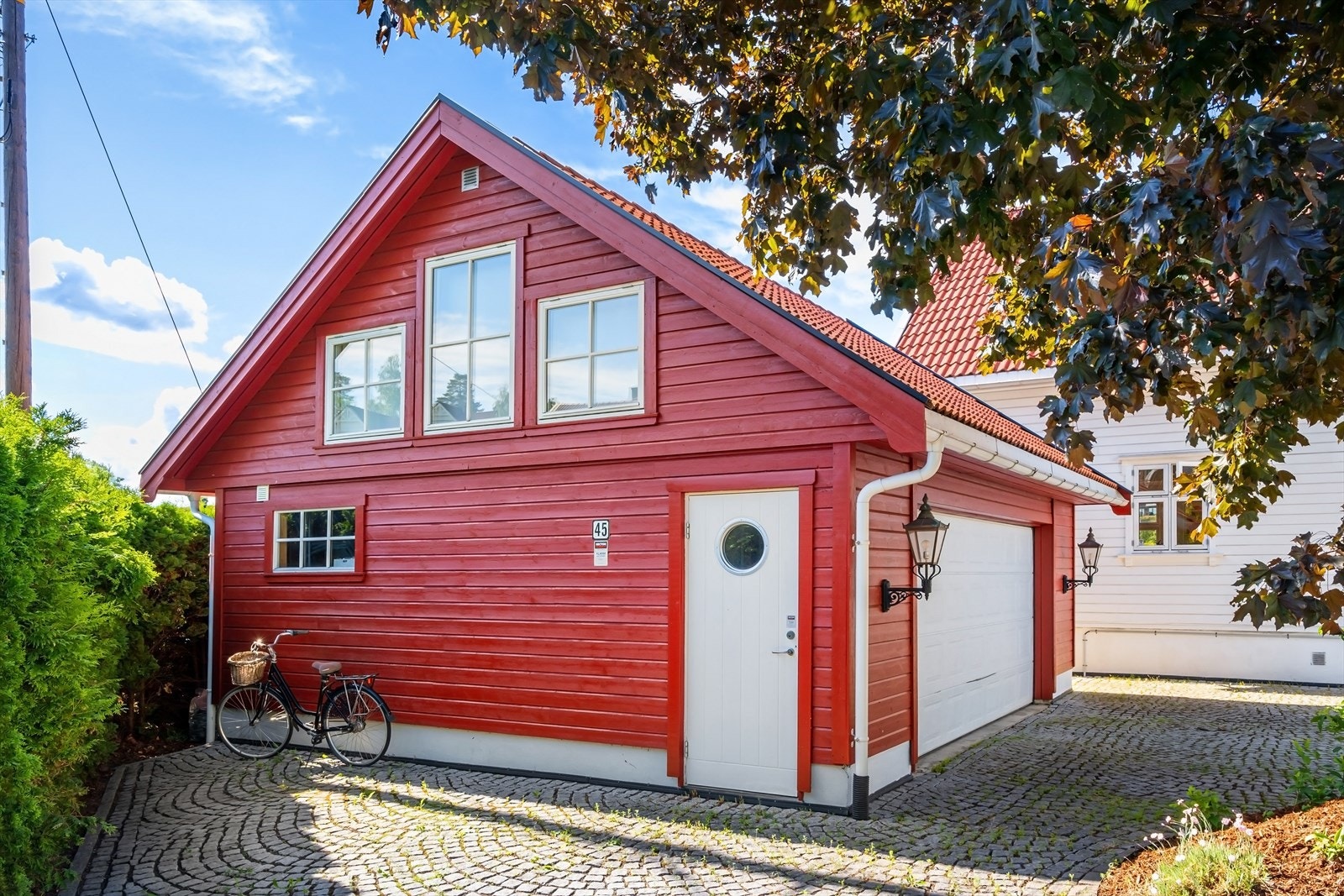 Dobbelgarasje oppført i 2007 med innredet hems, elektrisk åpner samt innlagt strøm og lys - Ny el-billader fra Easee Galleribilde