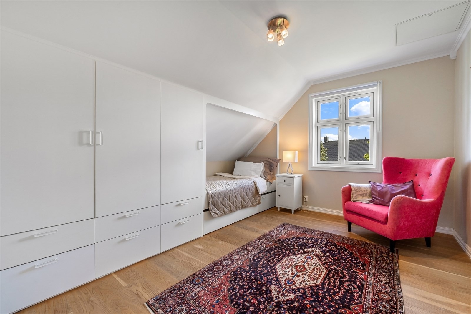 Soverom 3 har også plassbygget seng og skap Galleribilde