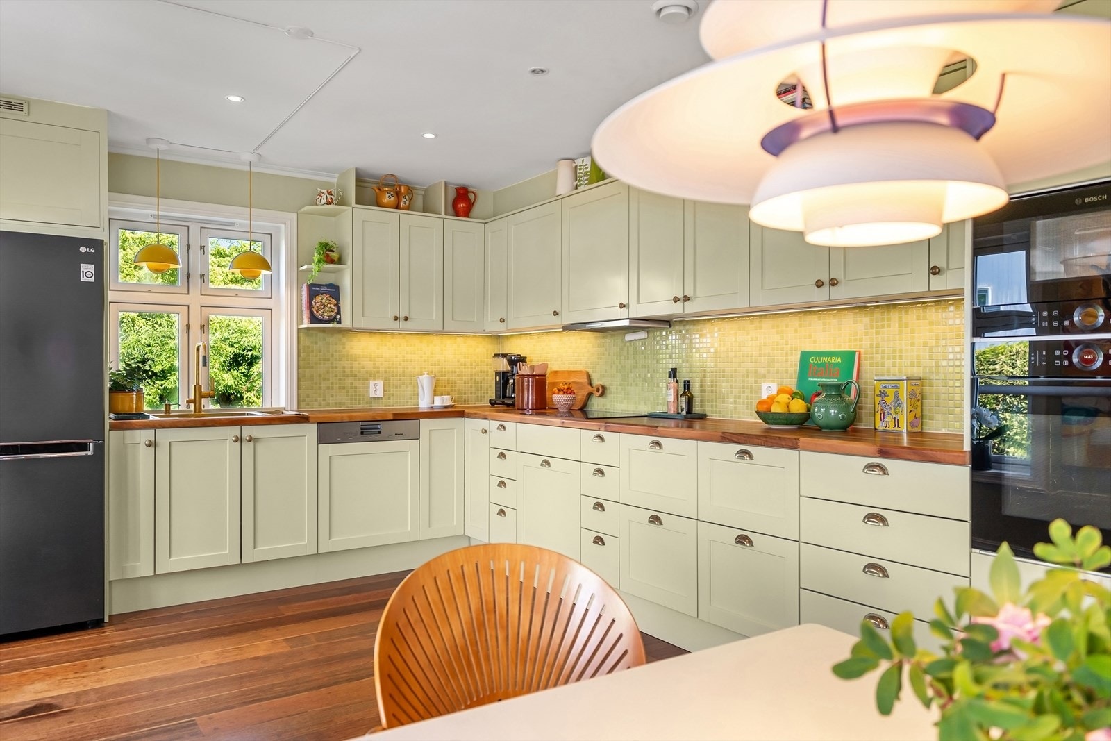 Oppgraderte integrerte hvitevarer fra 2020 med Bosch induksjonstopp, stekeovn og microovn samt Mièle oppvaskmaskin - Tilpasset nisje for nytt side by side LG kjøl- og fryseskap Galleribilde