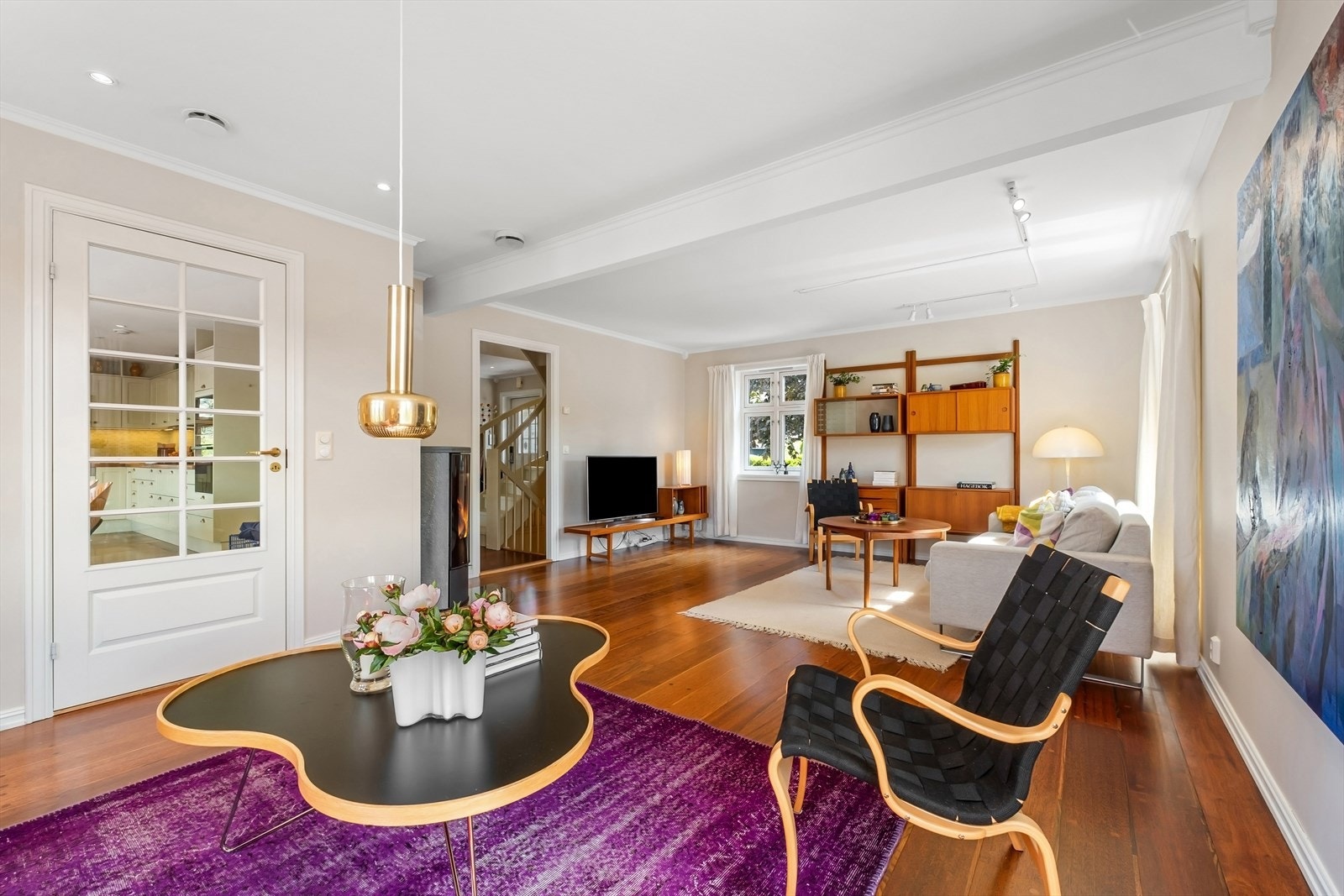 God plass til flere møbleringssoner i det store oppholdsrommet Galleribilde