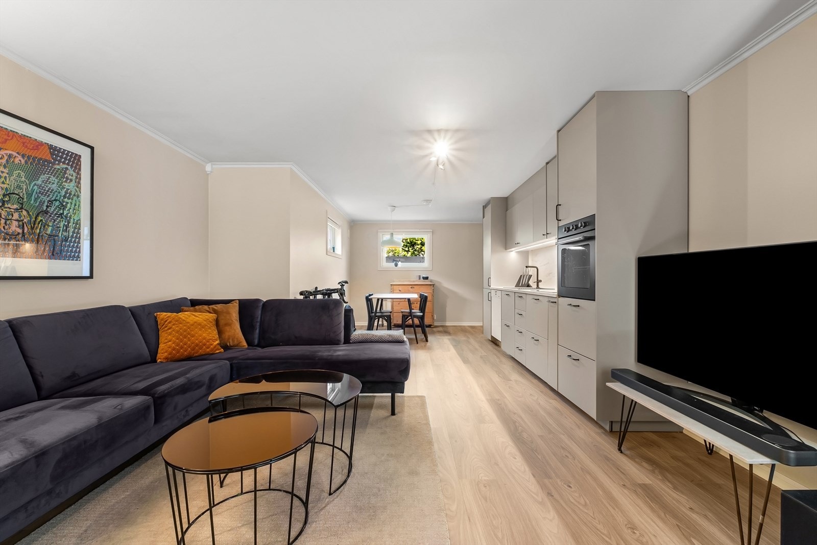 Hybeldel i u.etg med egen inngang, entré samt stue og kjøkken i åpen løsning Galleribilde