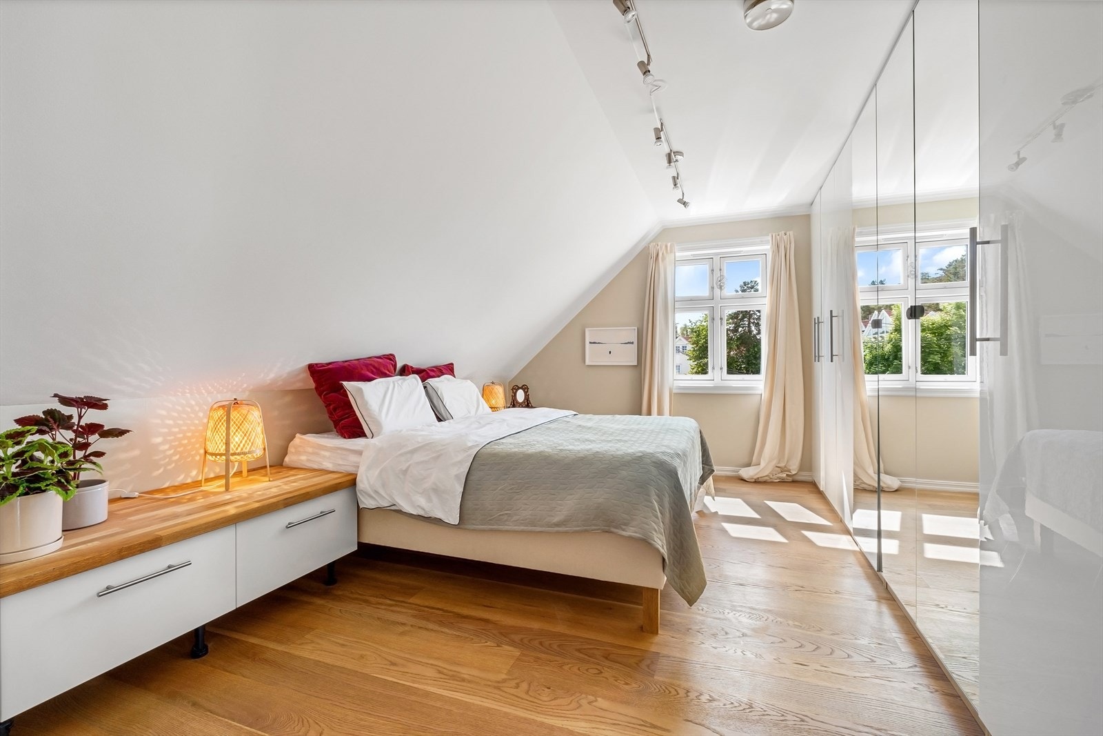 Hovedsoverom av god størrelse med stor garderobeinnredning som gir godt med oppbevaring Galleribilde