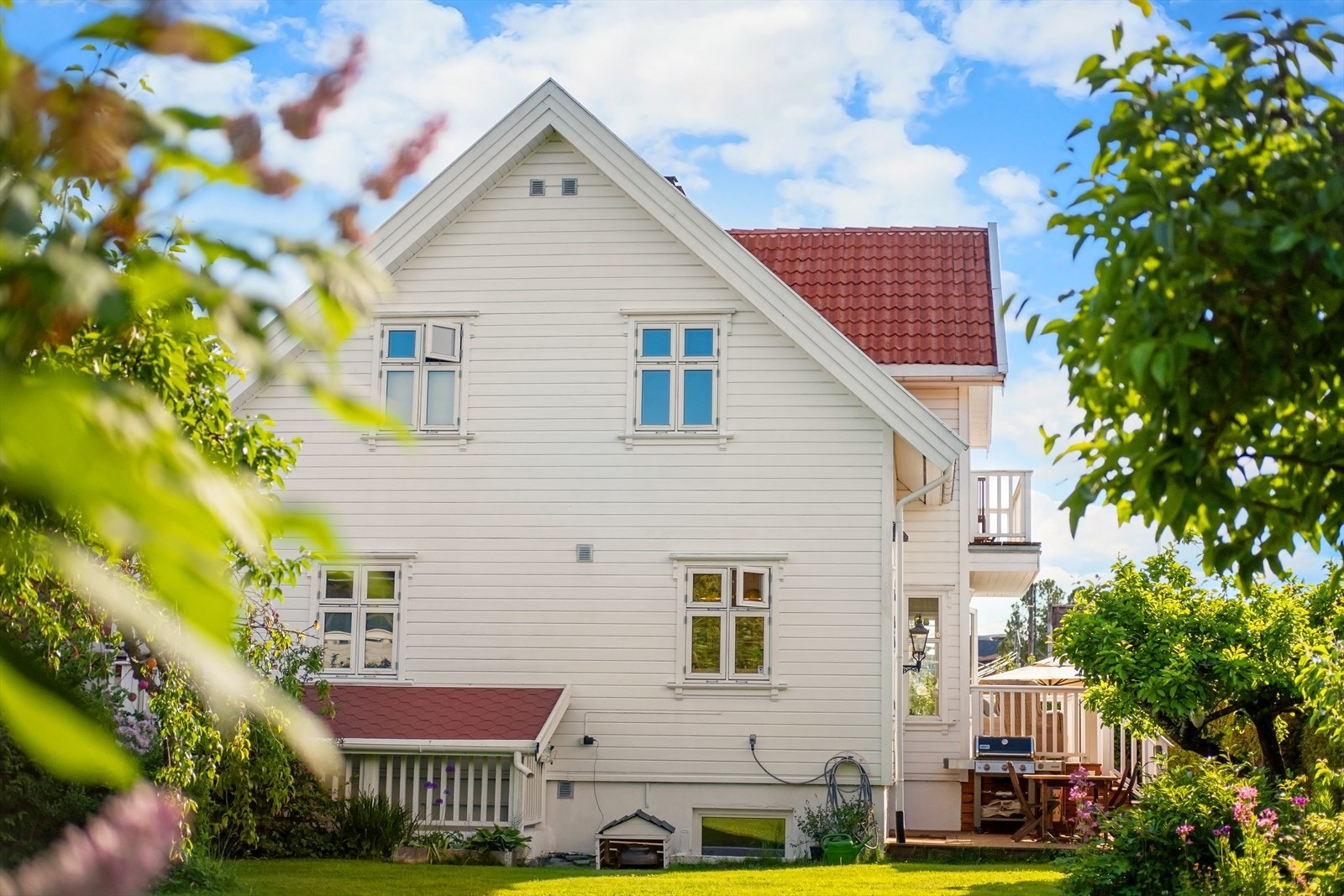 Boligen er omkranset av en frodig og idyllisk hage Galleribilde