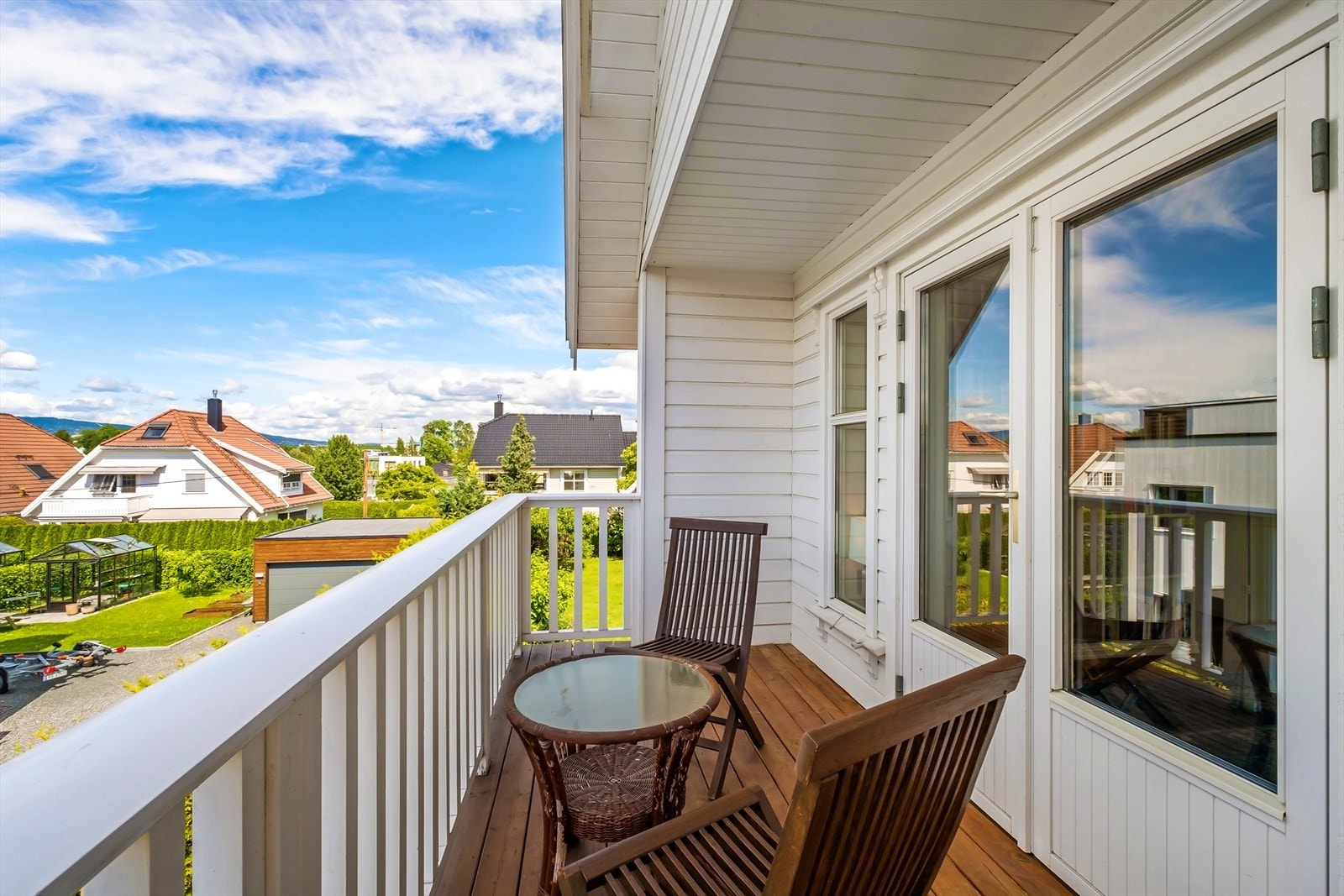 Balkong på 7 kvm med impregnert tregulv, malt trerekkverk og underliggende membrantekking Galleribilde