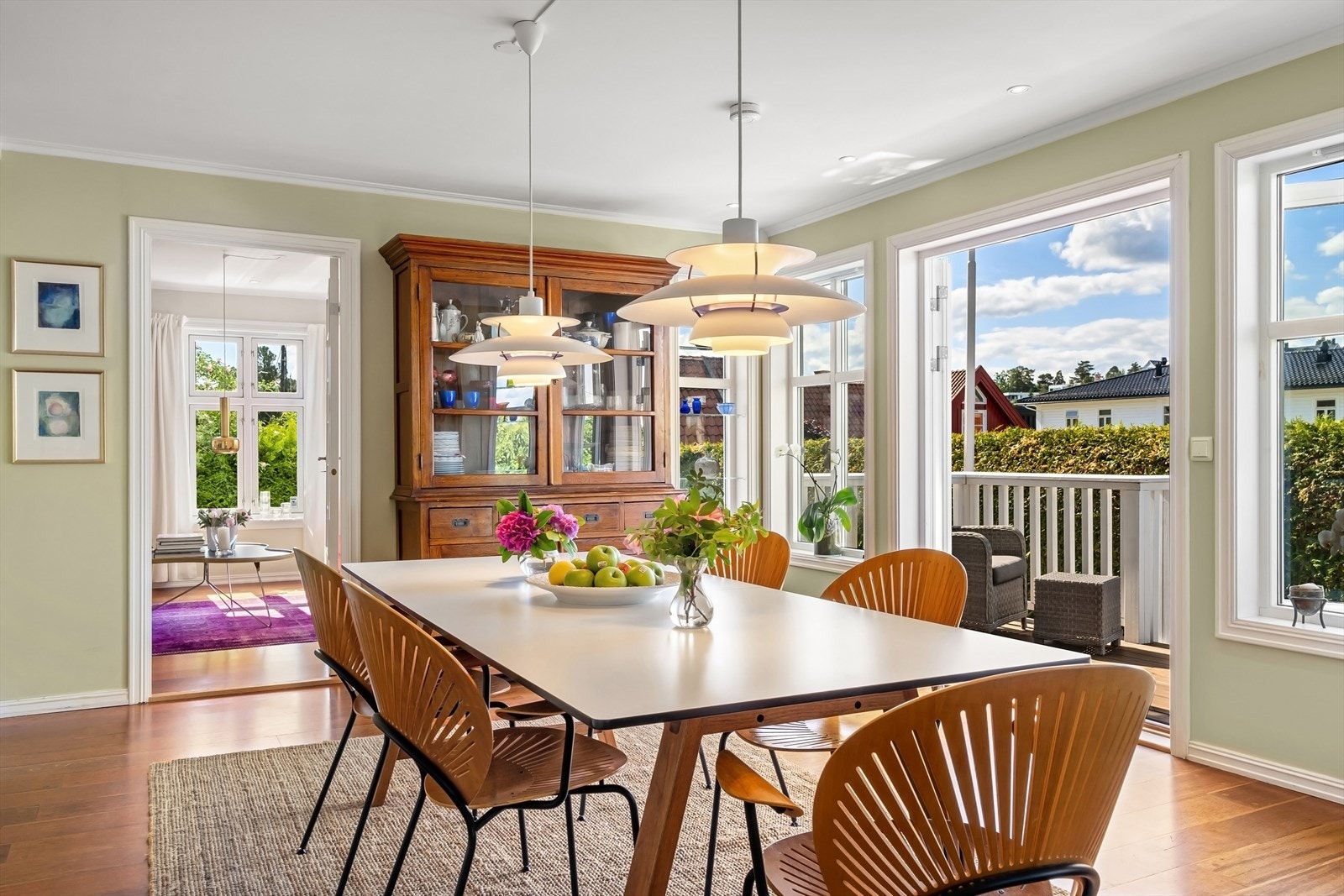 God plass til stort langbord og øvrig møblement på spisekjøkkenet Galleribilde