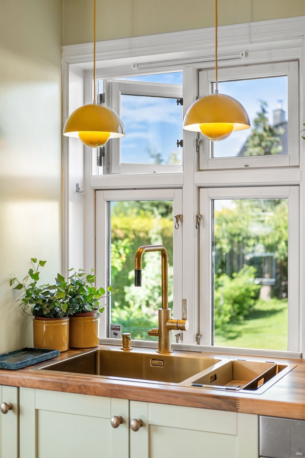 Ny nedfelt vaskekum og Tapwell blandebatteri fra 2020 - Flott utsyn mot frodig hage Galleribilde