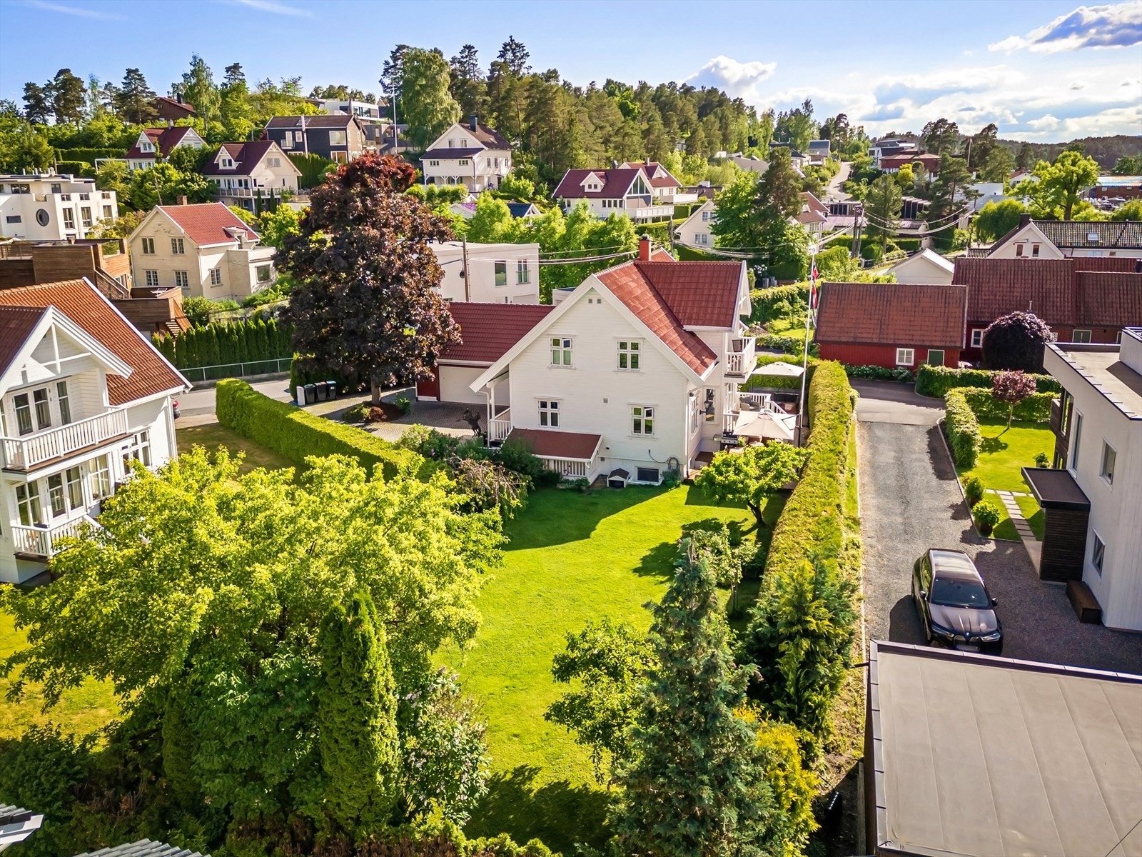 Særdeles attraktiv beliggenhet i villaområde ytterst på Snarøya/Hundsundet med egen strandtomt (Bruksveien 53 b) - Ca. 100 meter fra sjøen Galleribilde