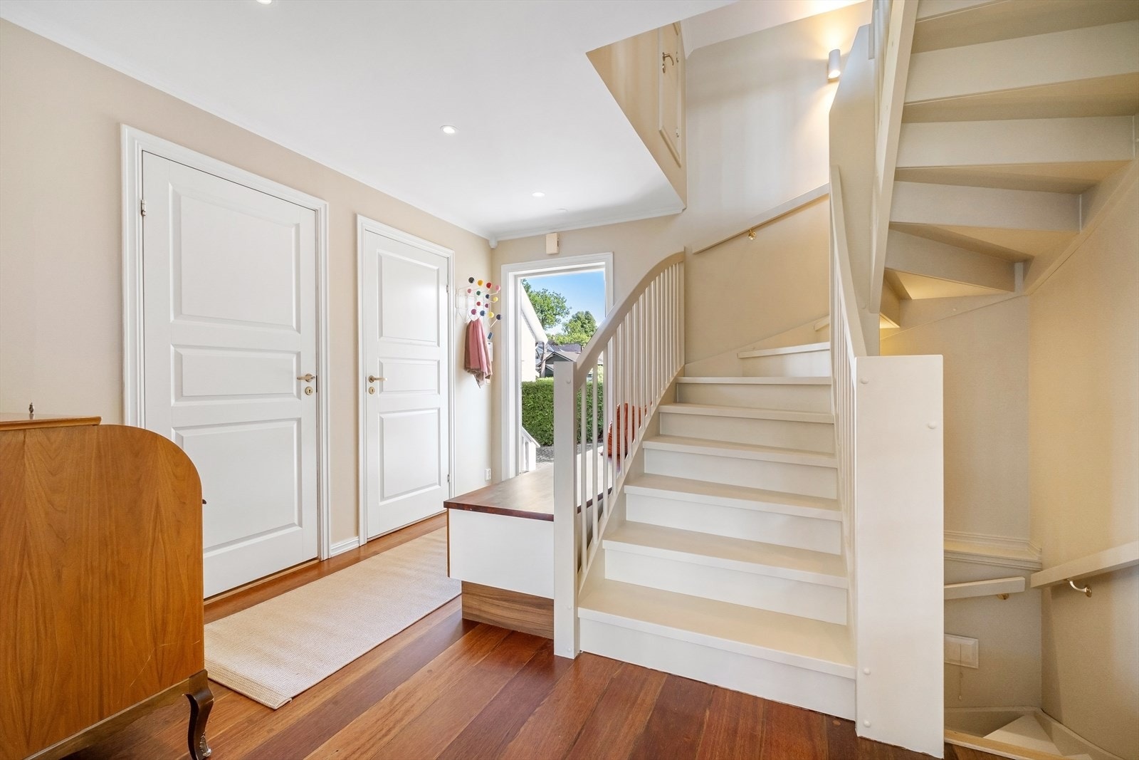 Romslig hall med inngang til toalettrom og praktisk vaskerom Galleribilde