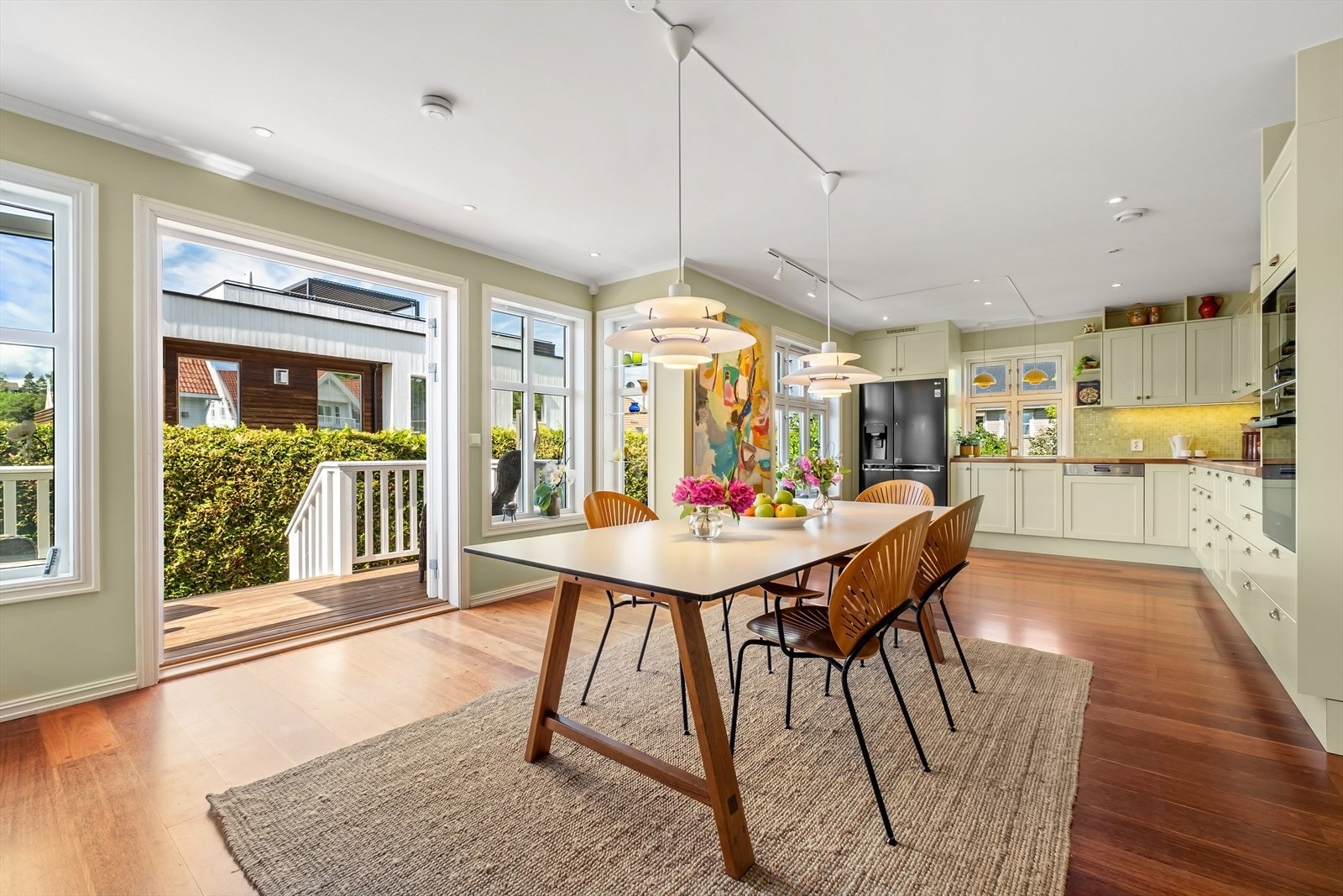 Lyst og romslig spisekjøkken med store vindusflater som gir rikelig med naturlig lys og en svært god romfølelse Galleribilde