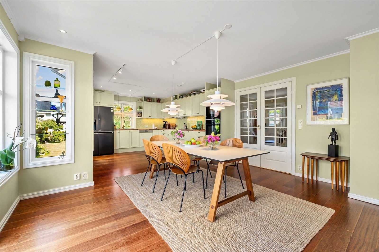 Lekkert og ombygget kjøkken (2020) med nye hvitevarer Galleribilde