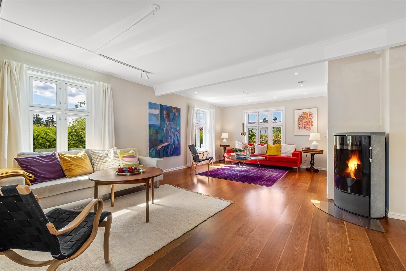 Stort oppholdsrom i 1.etg med vinduer på tre sider - I 1.etg er det skipsgulvparkett og de fleste overflater er nymalt i 2024 Galleribilde