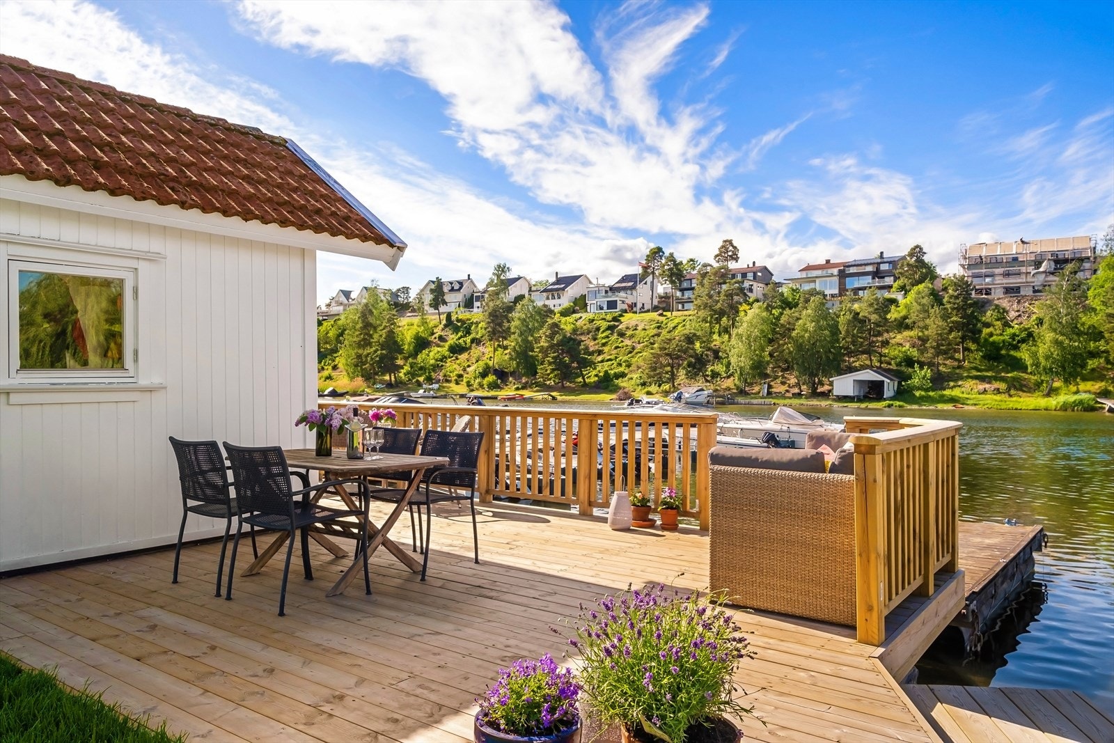 Det er oppgradert med granittmur, 25 kvm impregnert terrasseplatting og rekkverk og ny ferdigplen Galleribilde