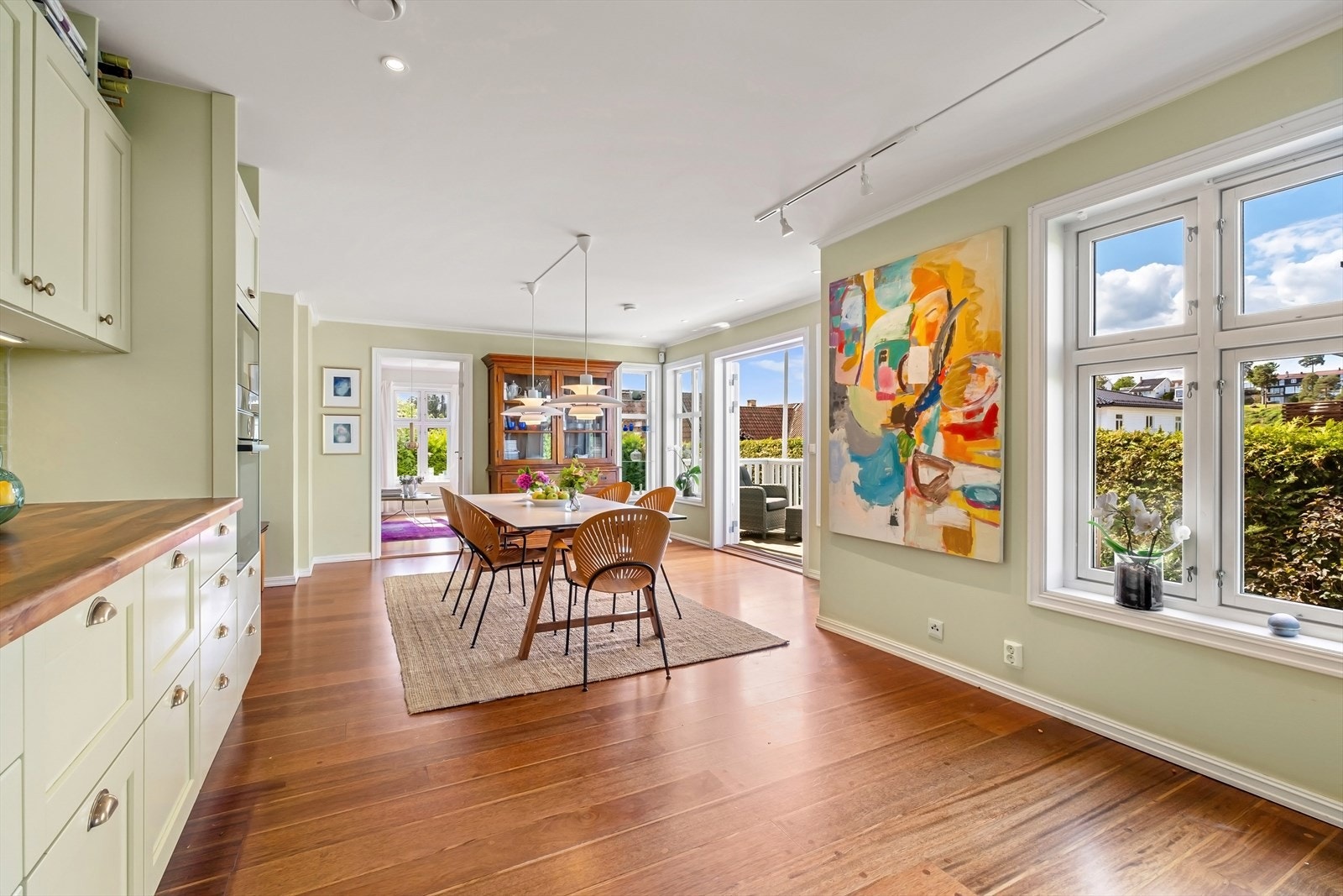 Kjøkkenet har opprinnelig Norema innredning med nymalte fronter i 2020 og benkeplaten er av heltre Galleribilde