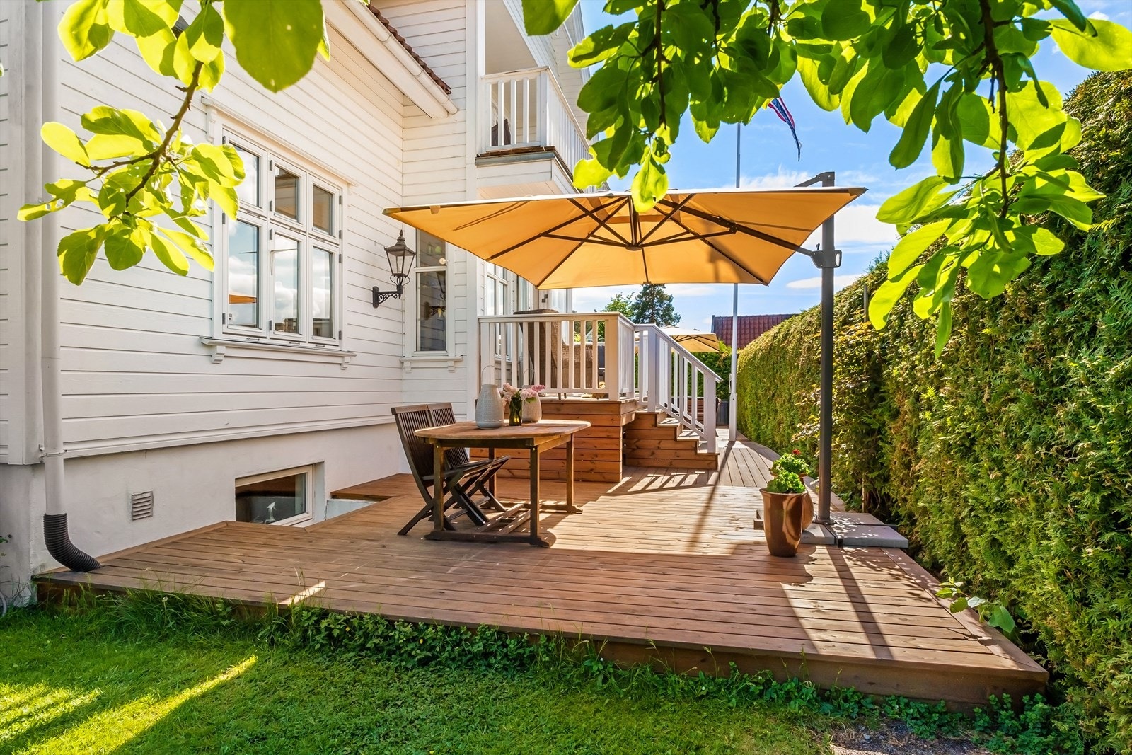 Balkong ut fra stue i 1 etg. med impregnert treverk og trapp til hage Galleribilde