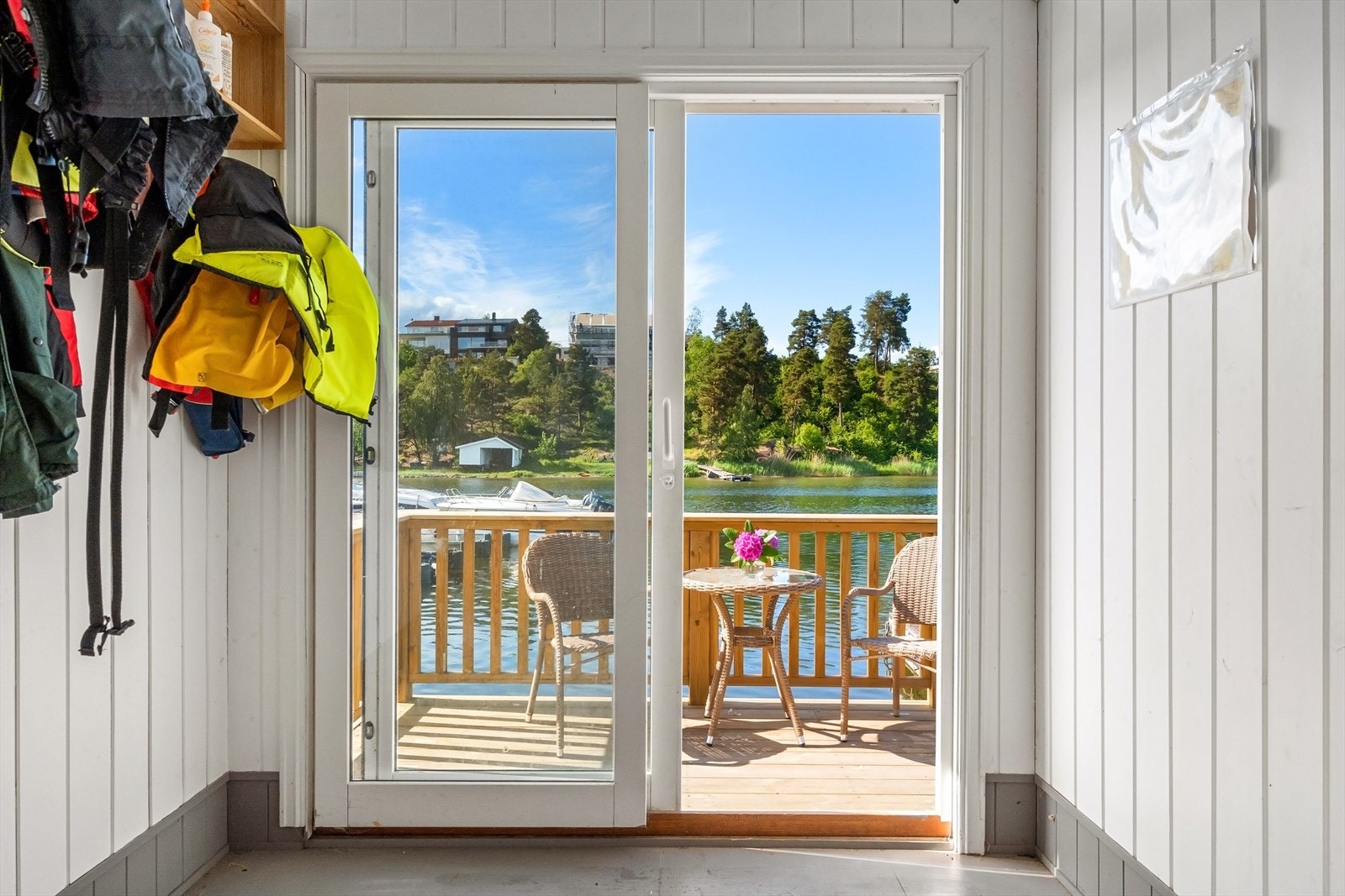 Sjøboden er av eldre årgang (ikke godkjent), men nymalt utvendig og har heve-skyvedør, vinduer, og innvendig malt panel og malt gulv Galleribilde