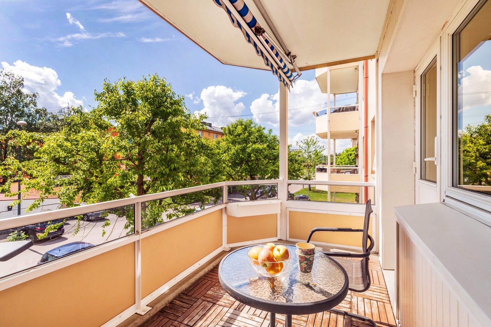 Balkongen har god plass til utemøbler, grill og planter - perfekt for varme sommerdager. Galleribilde