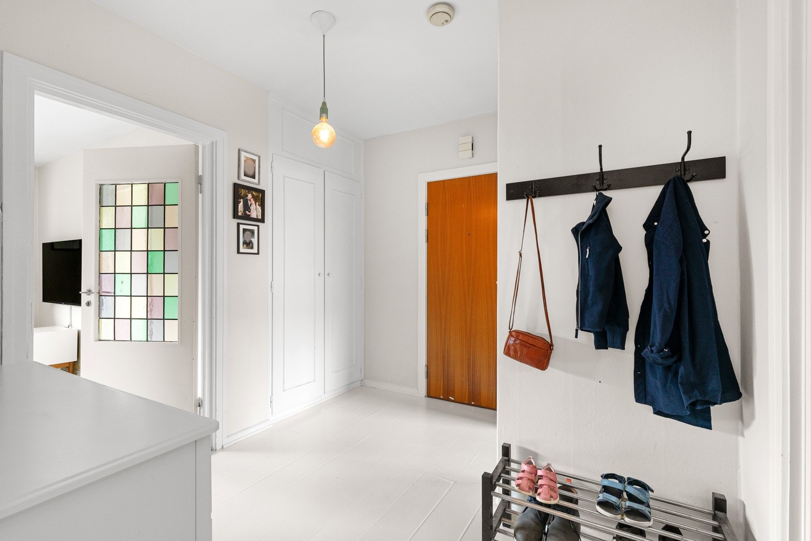 Entréen er tiltalende, med plass til oppbevaring av sko og yttertøy. Galleribilde