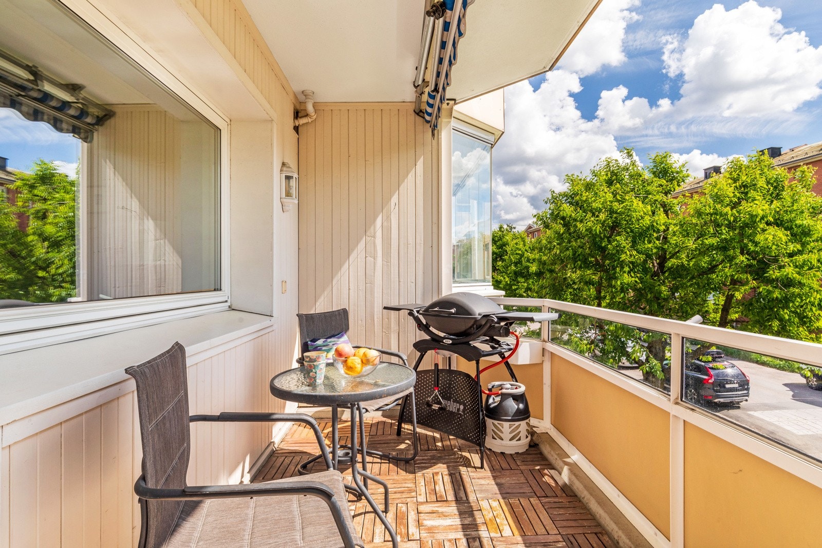 Lys og gjennomgående 3-roms med solrik balkong, nytt bad kommer i regi av borettslaget! Galleribilde