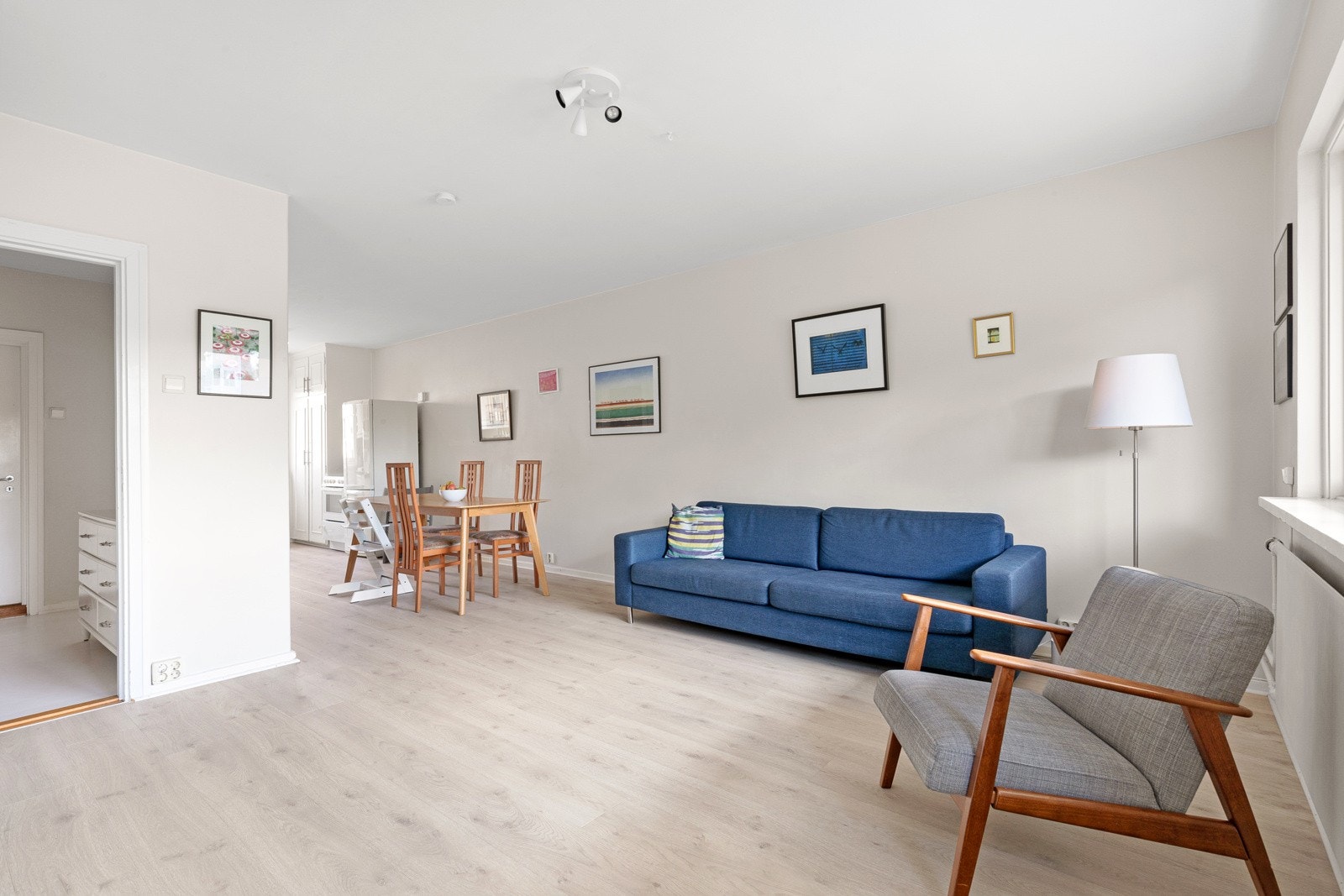 Tiltalende stue med god plass til sofagruppe, spisegruppe og TV- løsning. Galleribilde