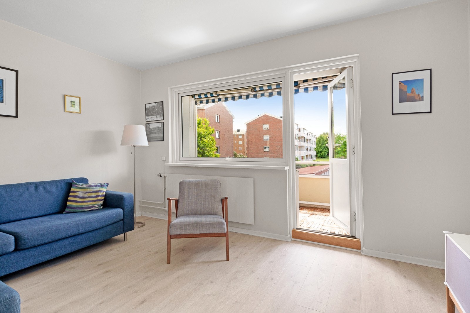 Utgang til sydvendt balkong på ca. 7 m², med gode solforhold og ingen sjenerende innsyn. Galleribilde