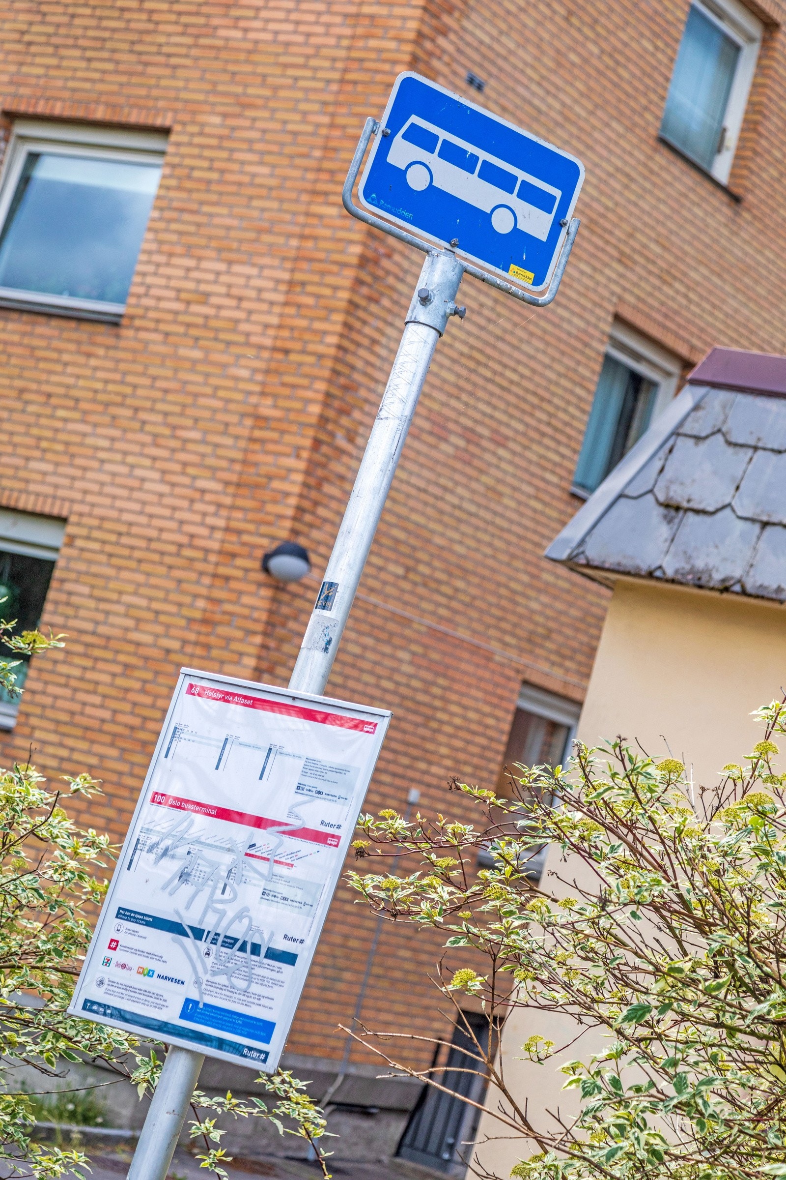 Den offentlig kommunikasjonen i området er svært god med flere busslinjer og flybuss i nærheten. Galleribilde