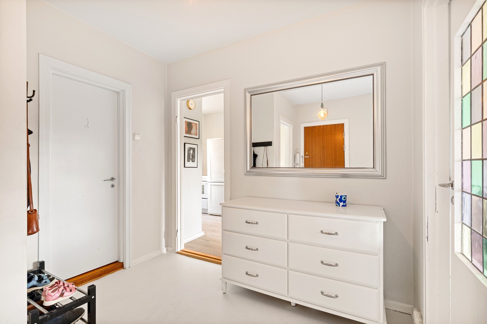 Entréen er tiltalende, med plass til oppbevaring av sko og yttertøy. Galleribilde