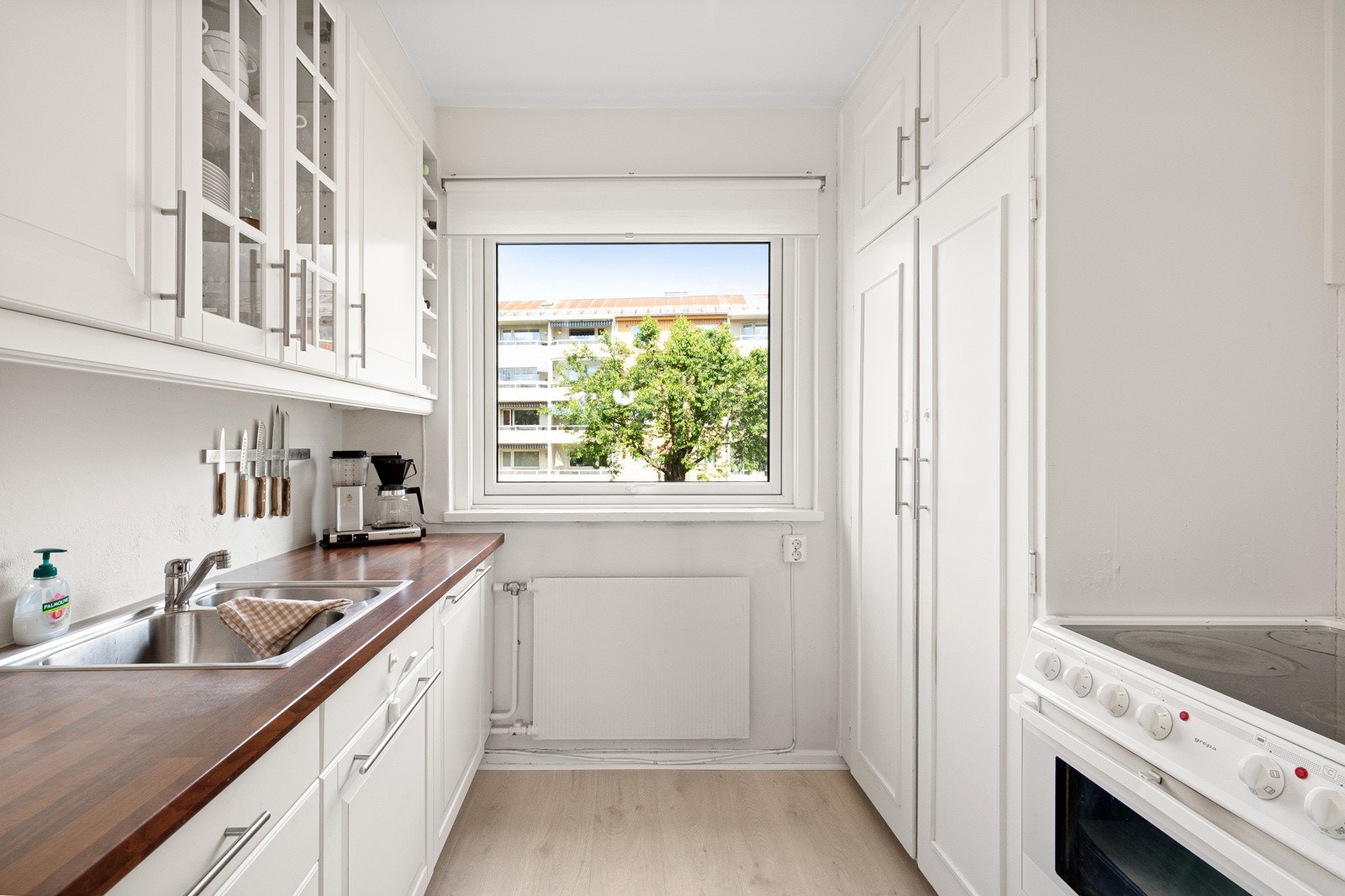 Tidsriktig og praktisk kjøkkeninnredning med god benk- og lagringsplass. Galleribilde