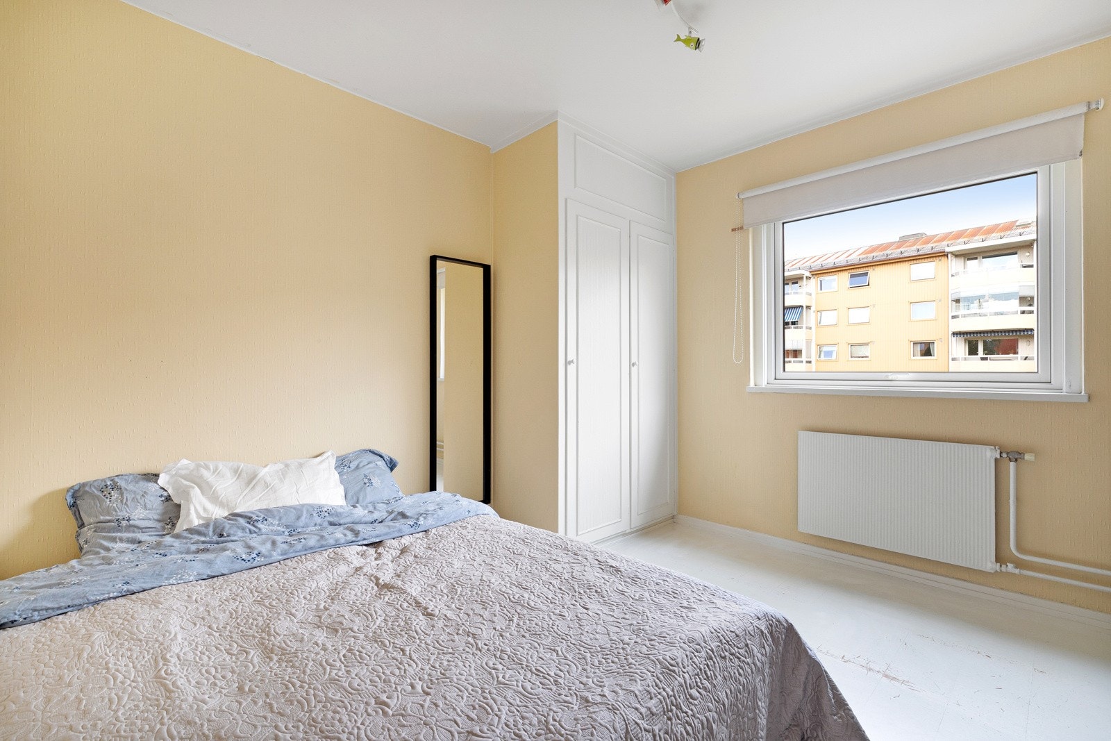 Hovedsoverom er holdt i moderne farge som står i stil med resten av leiligheten. Galleribilde